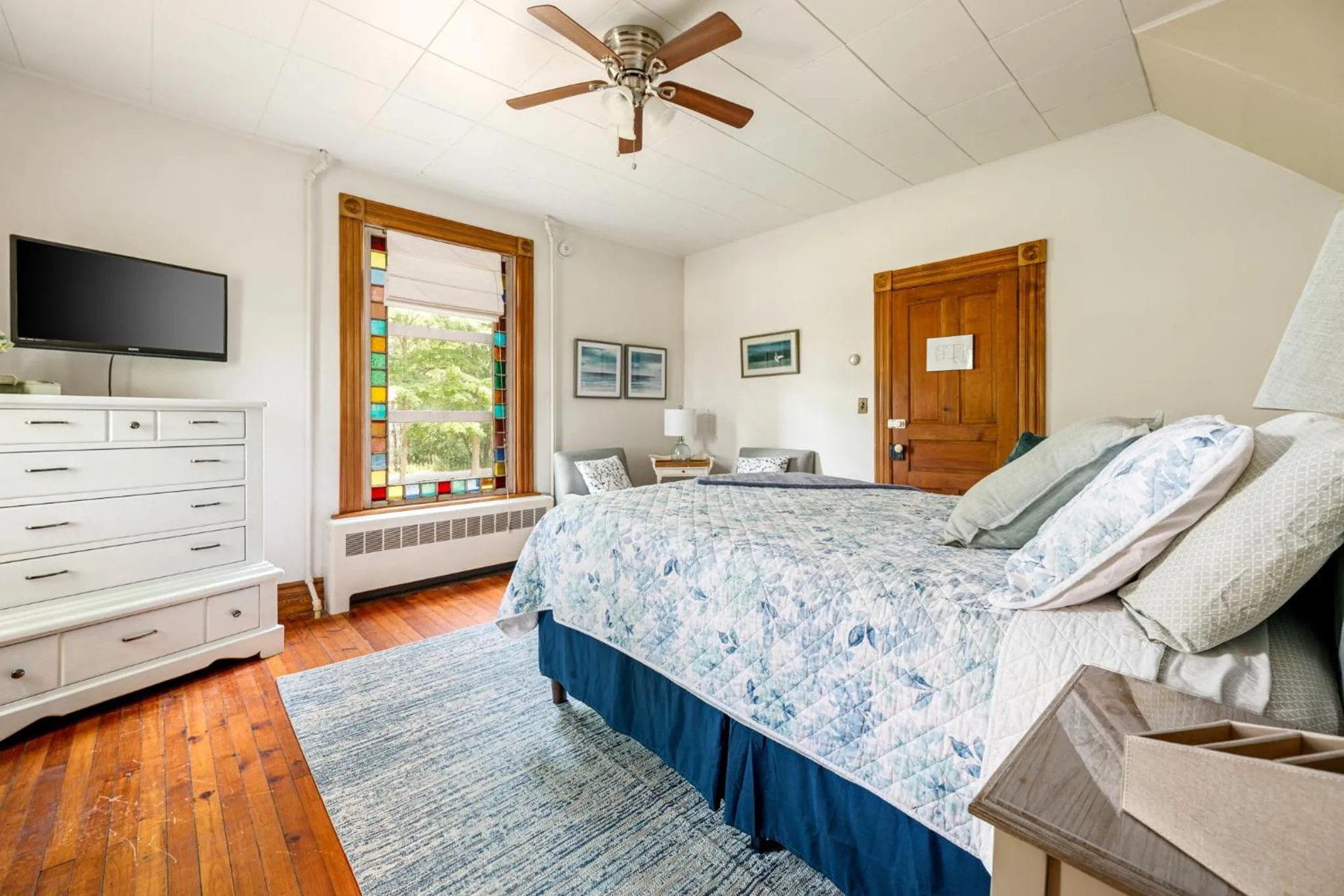 Bed in The Cottonwood Inn B&B