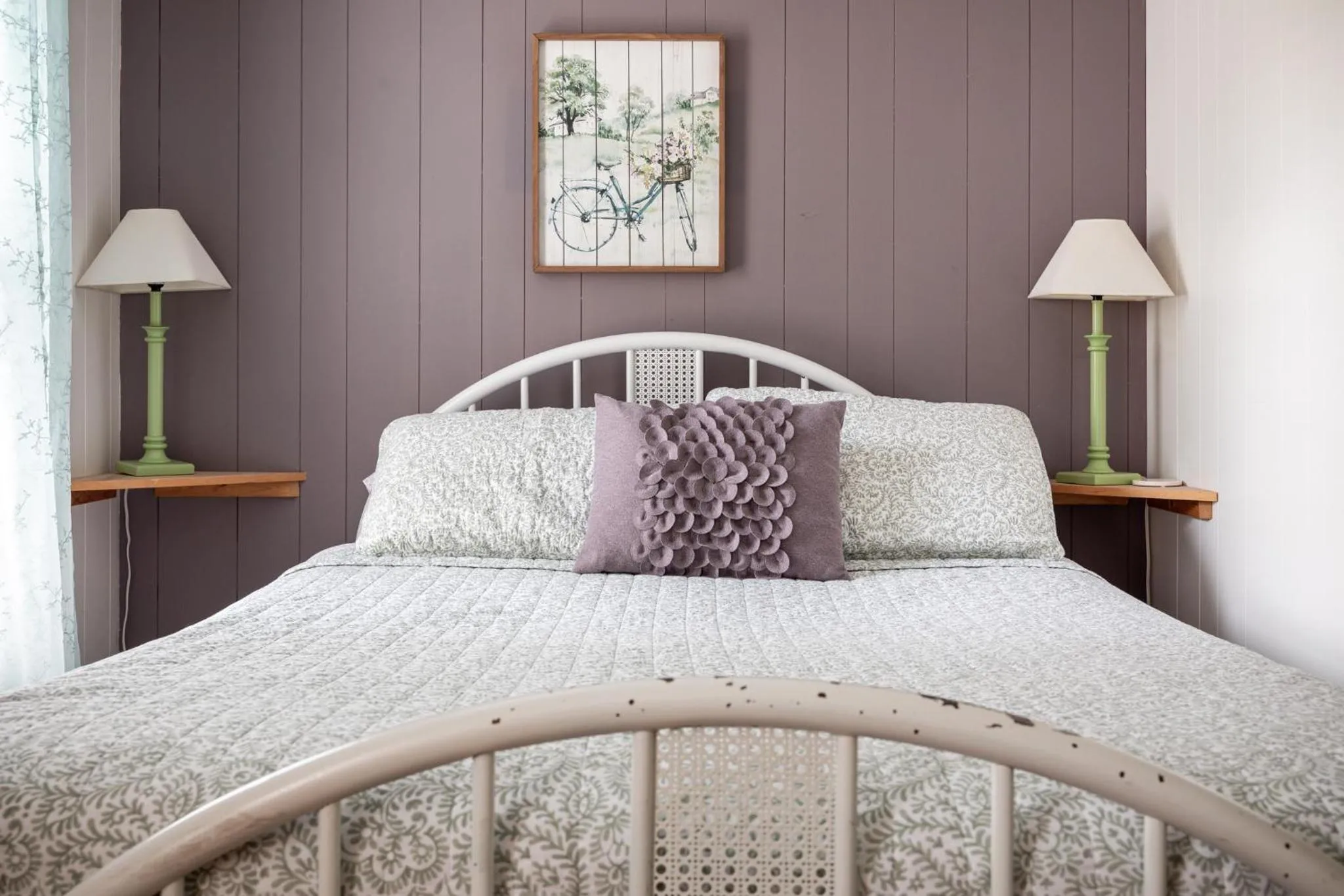 Bed in The Cottonwood Inn B&B