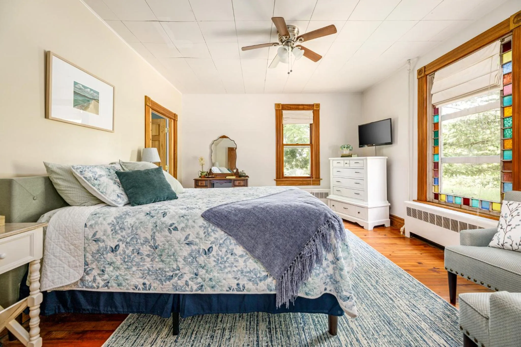 Bed in The Cottonwood Inn B&B