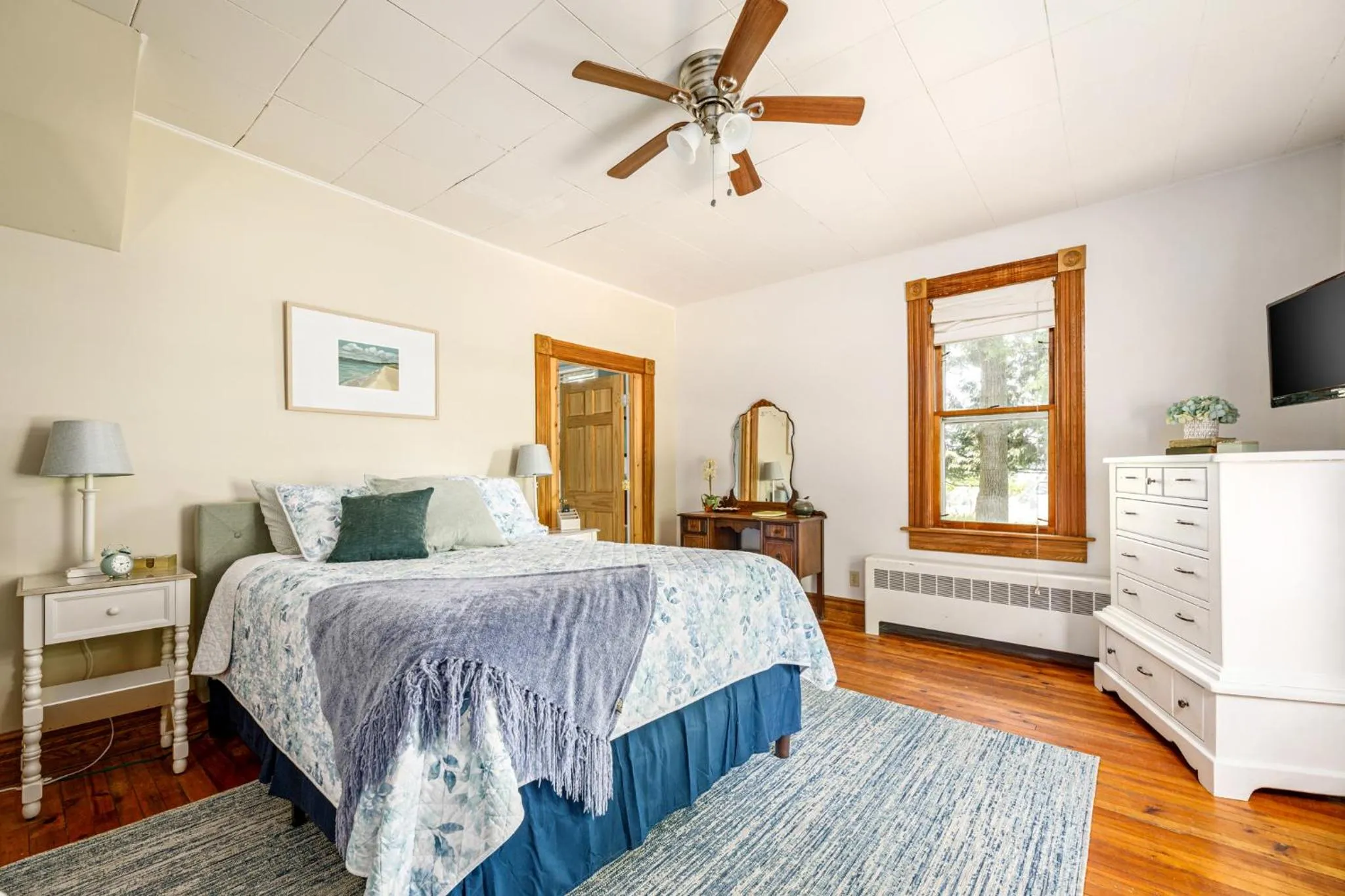 Bed in The Cottonwood Inn B&B