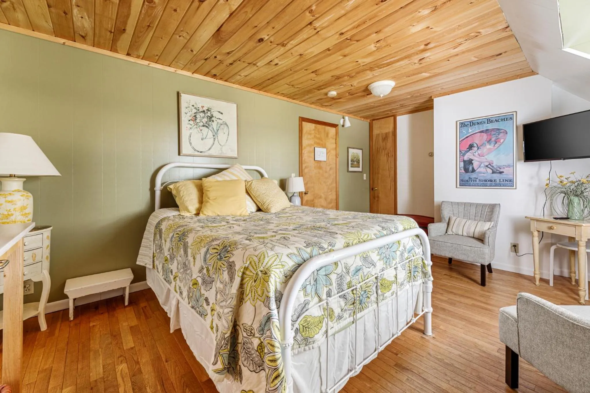 Bed in The Cottonwood Inn B&B