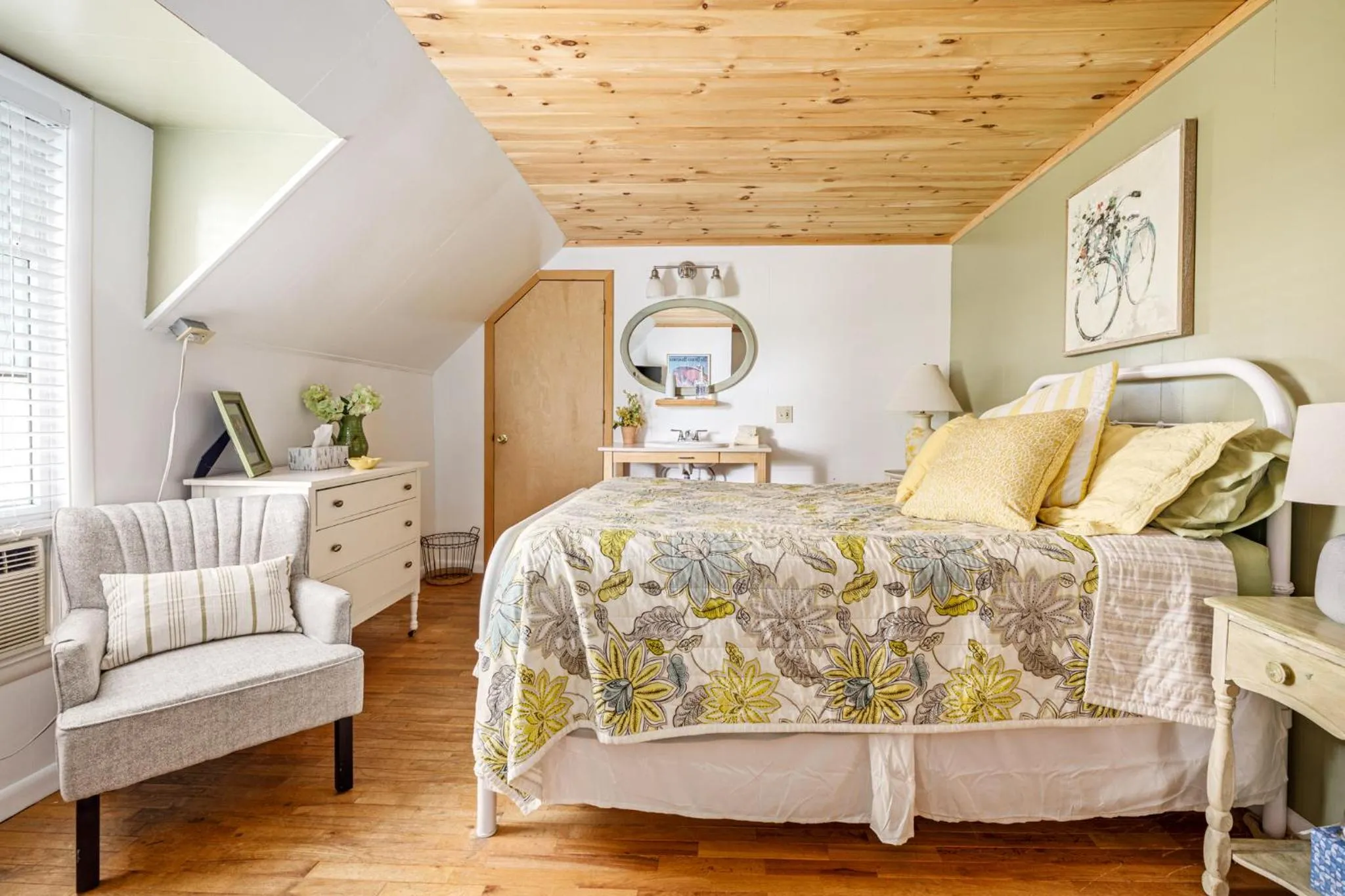 Bed in The Cottonwood Inn B&B