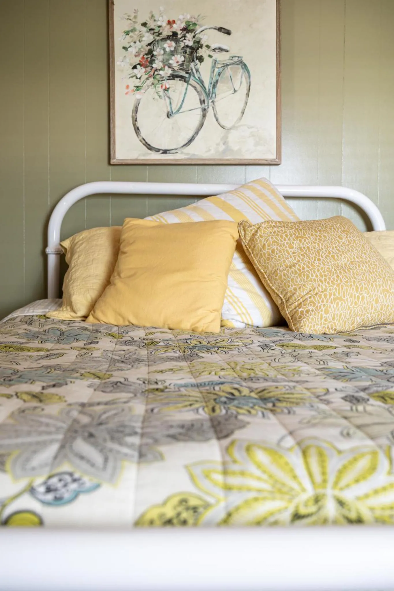 Bed in The Cottonwood Inn B&B