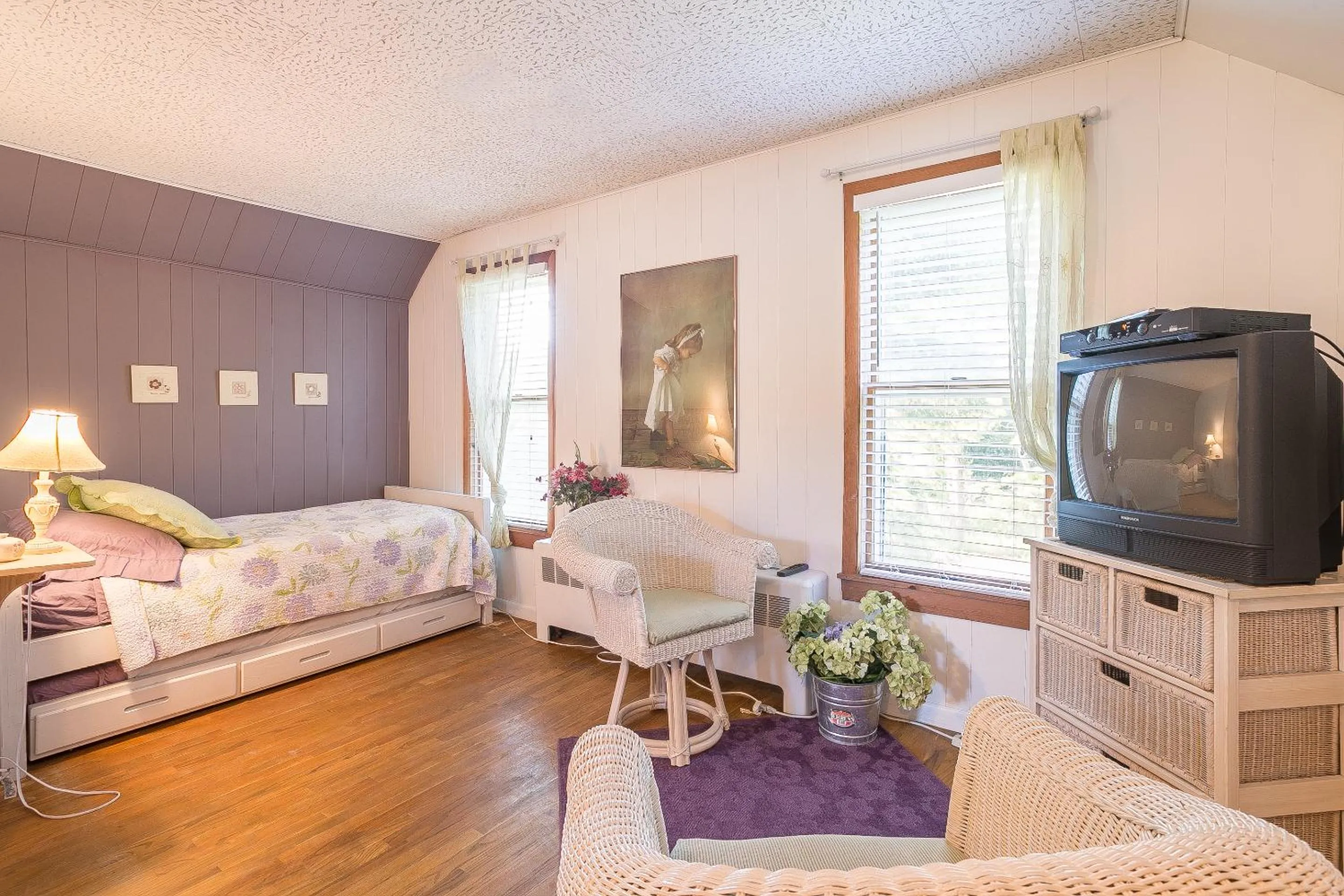 Bed in The Cottonwood Inn B&B