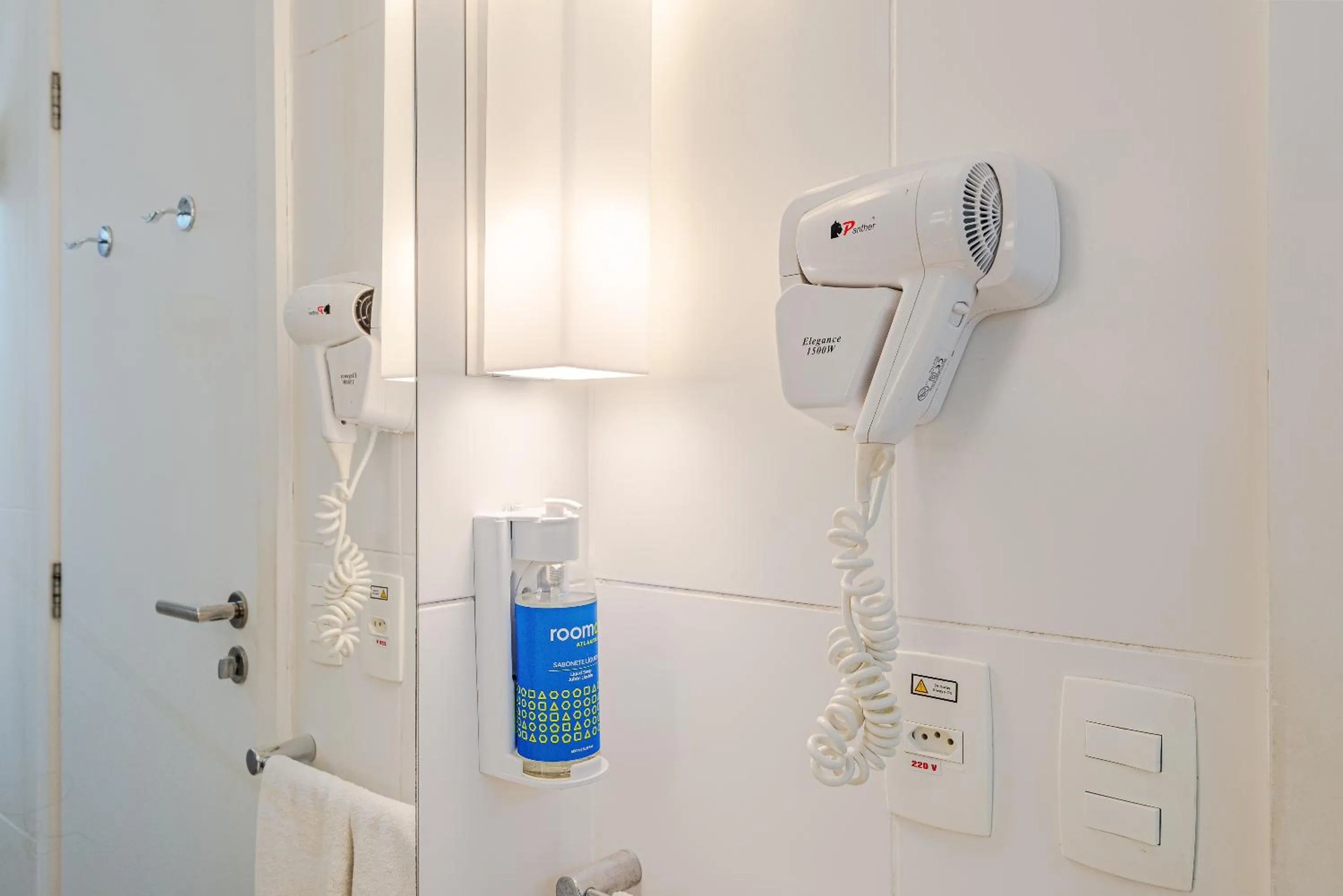 Bathroom in Roomo Transamerica Santos Gonzaga