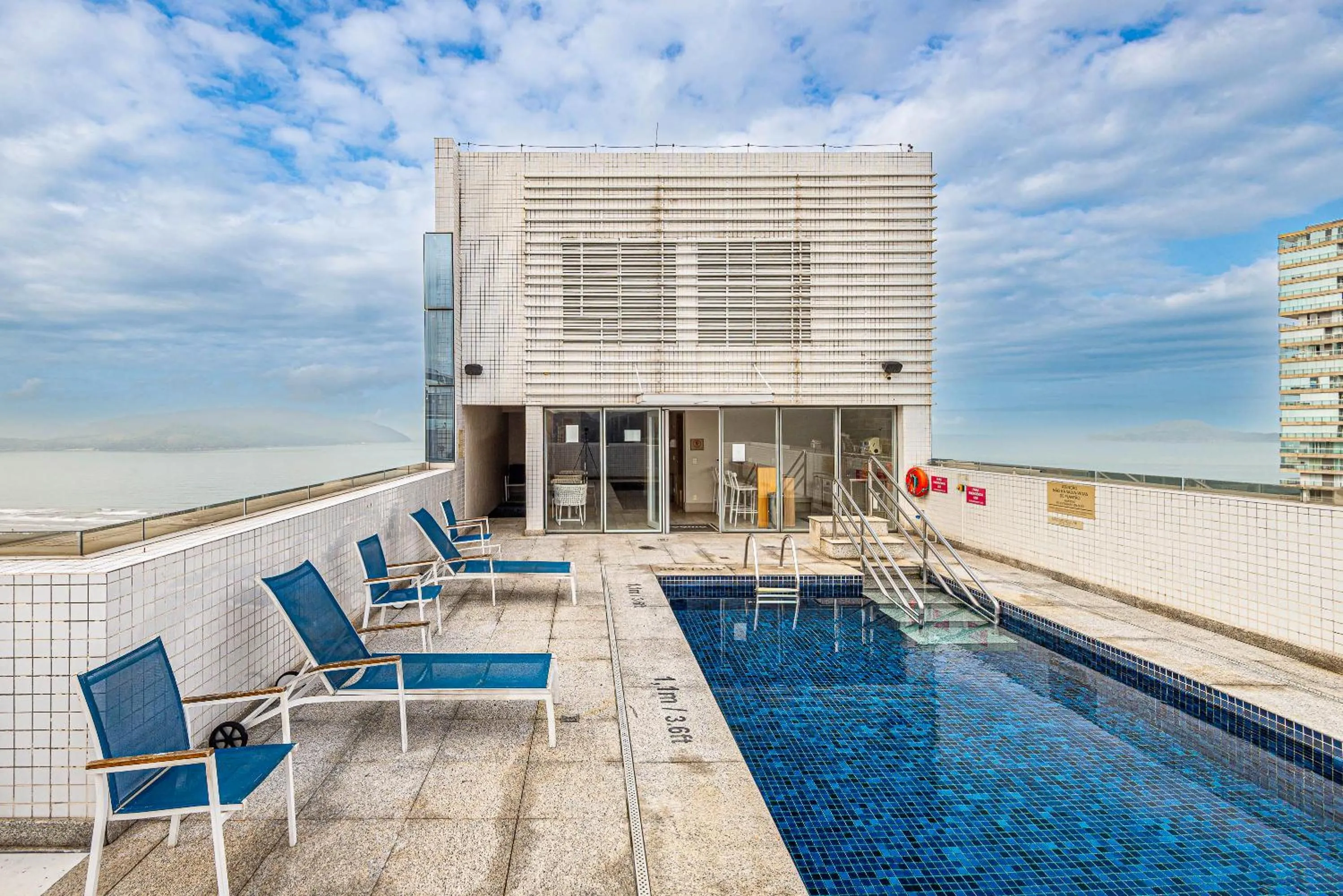 Swimming pool in Roomo Transamerica Santos Gonzaga