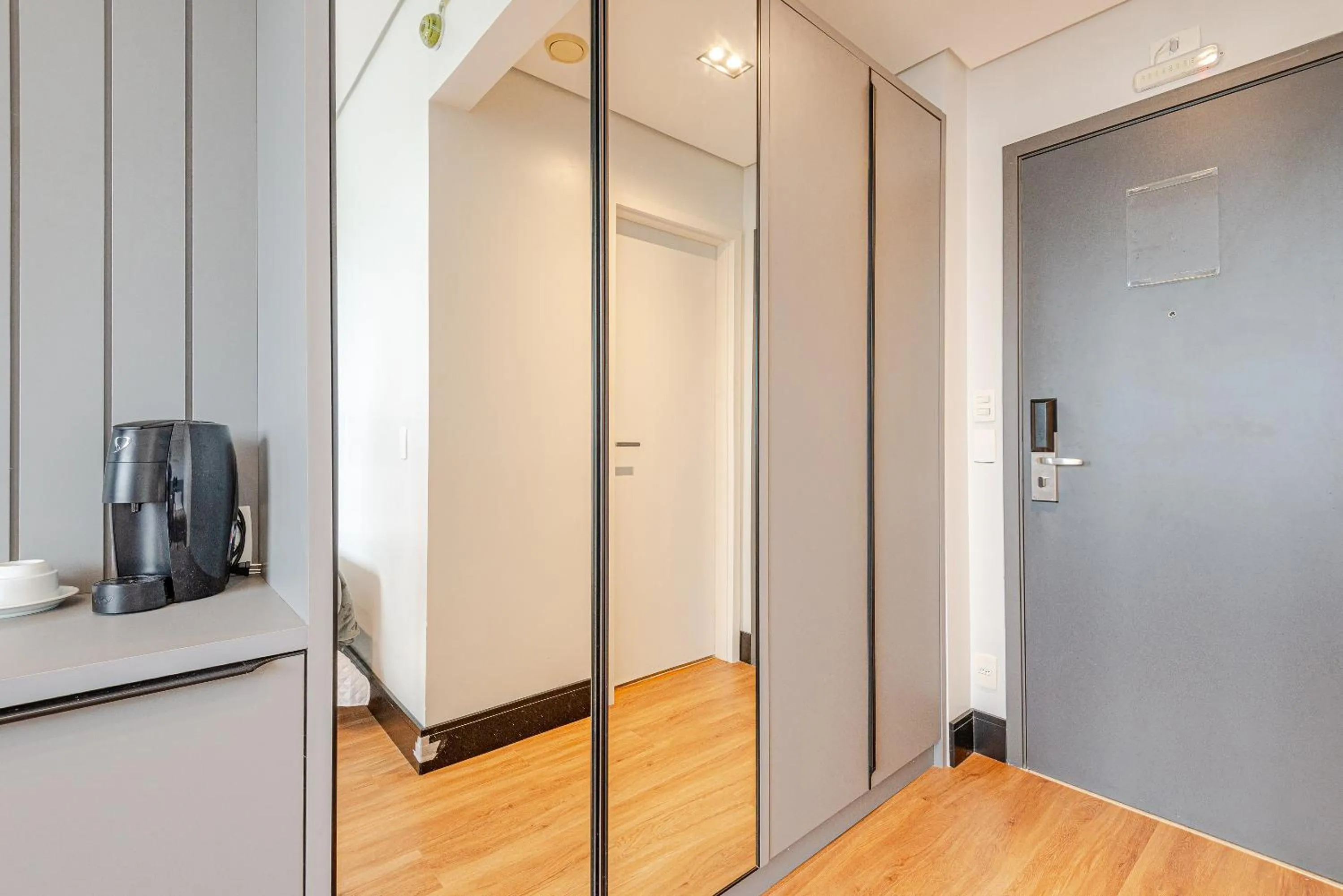 wardrobe in Roomo Transamerica Santos Gonzaga