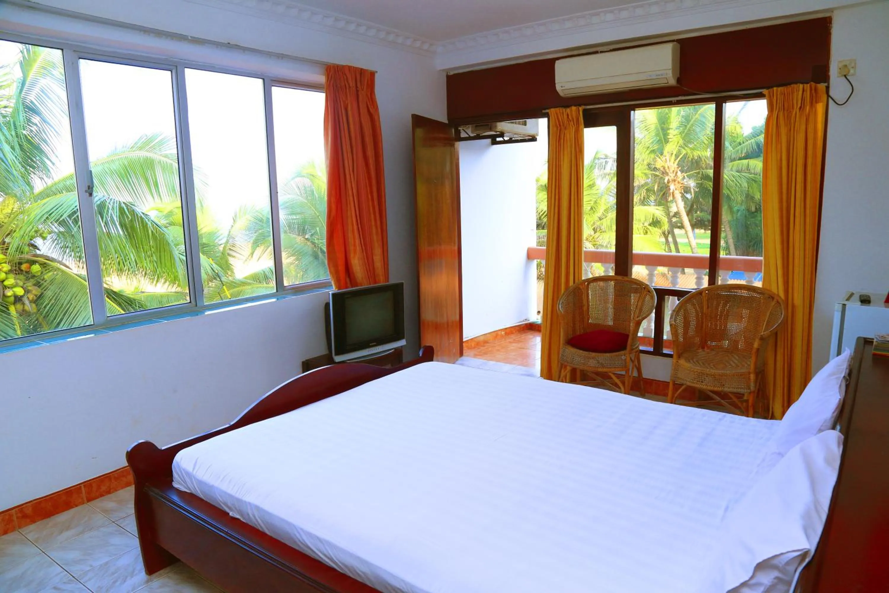 Day, Bed in Topaz Beach Hotel