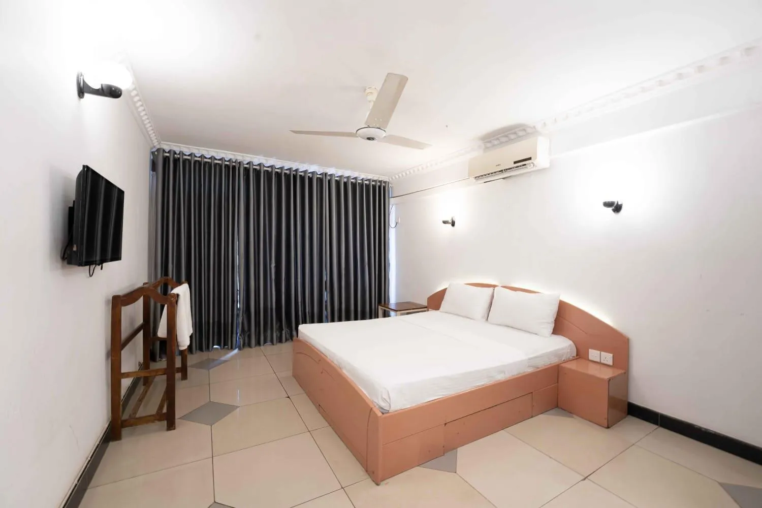 Bed in Topaz Beach Hotel