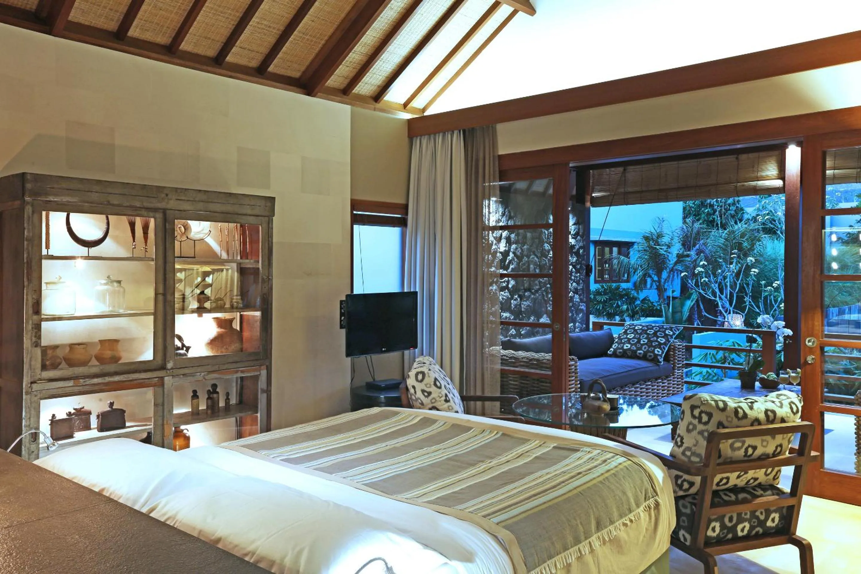 Communal lounge/ TV room, Bed in The Purist Villas & Spa Ubud