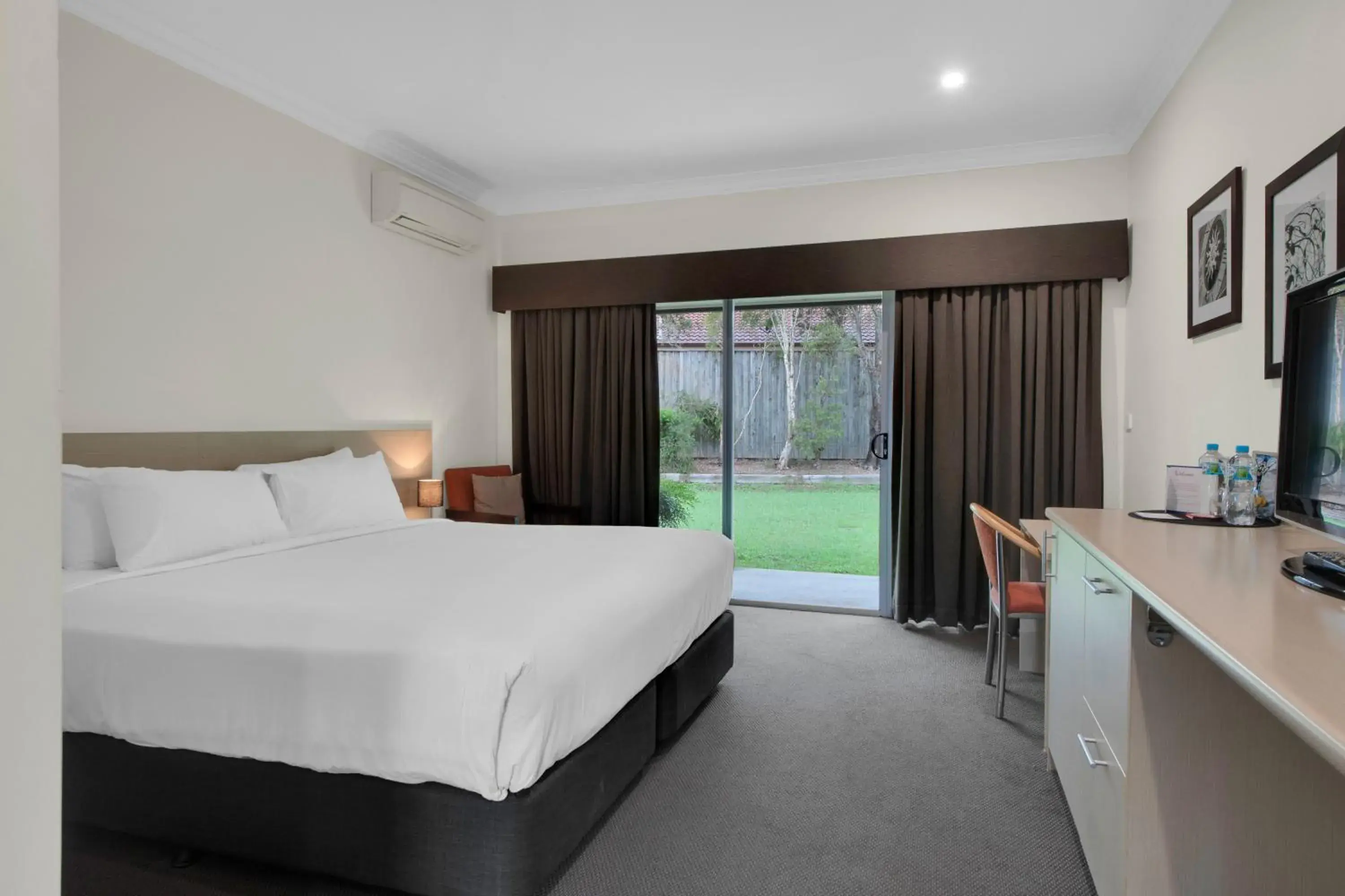 Bedroom, Bed in Hunter Gateway Motel Bedroom, Bed in Hunter Gateway Motel