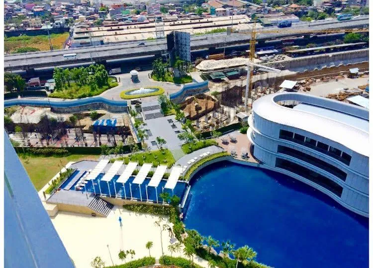 Swimming pool in Azure Residences by Van Florendo