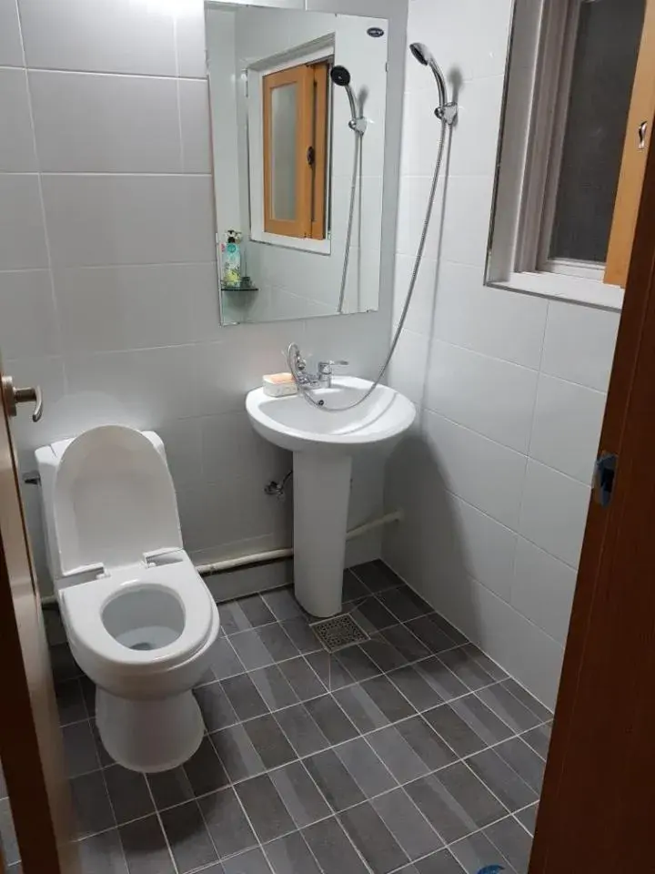 Bathroom in 경주 란 한옥 GyeongJu Ran Han-ok Bathroom in 경주 란 한옥 GyeongJu Ran Han-ok