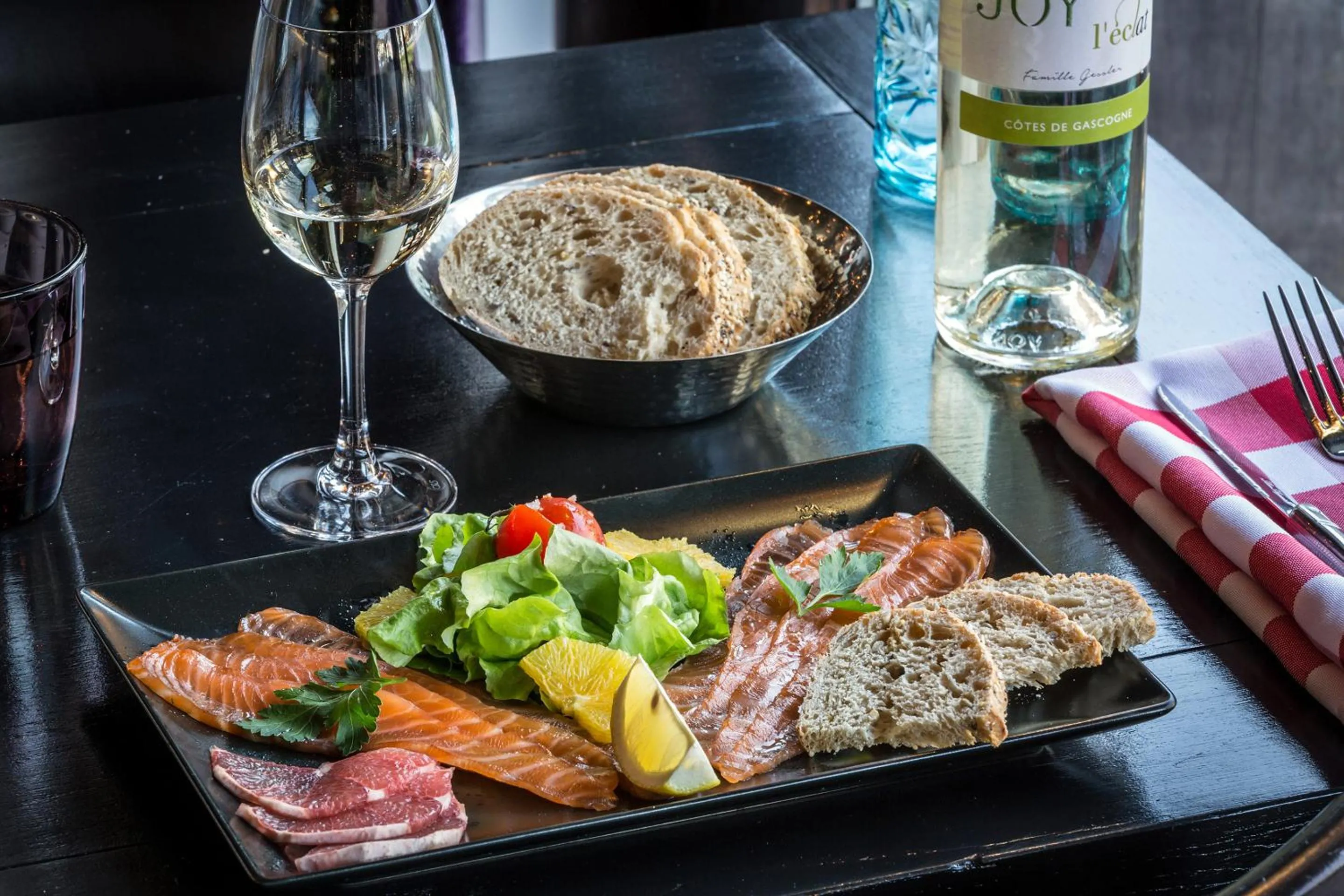 Restaurant/places to eat in Pointe Isabelle