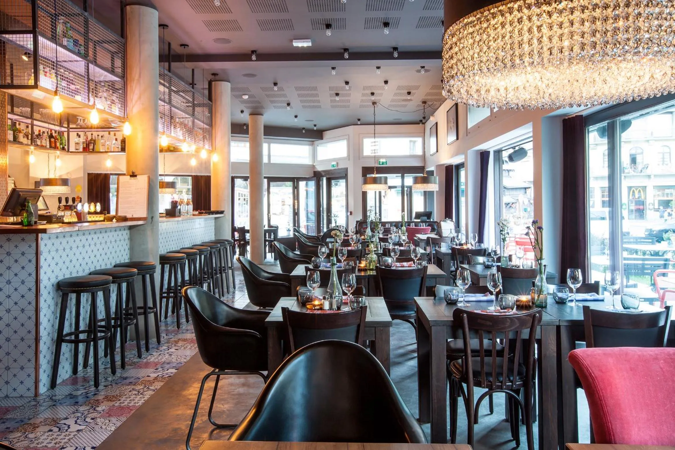 Restaurant/places to eat in Pointe Isabelle