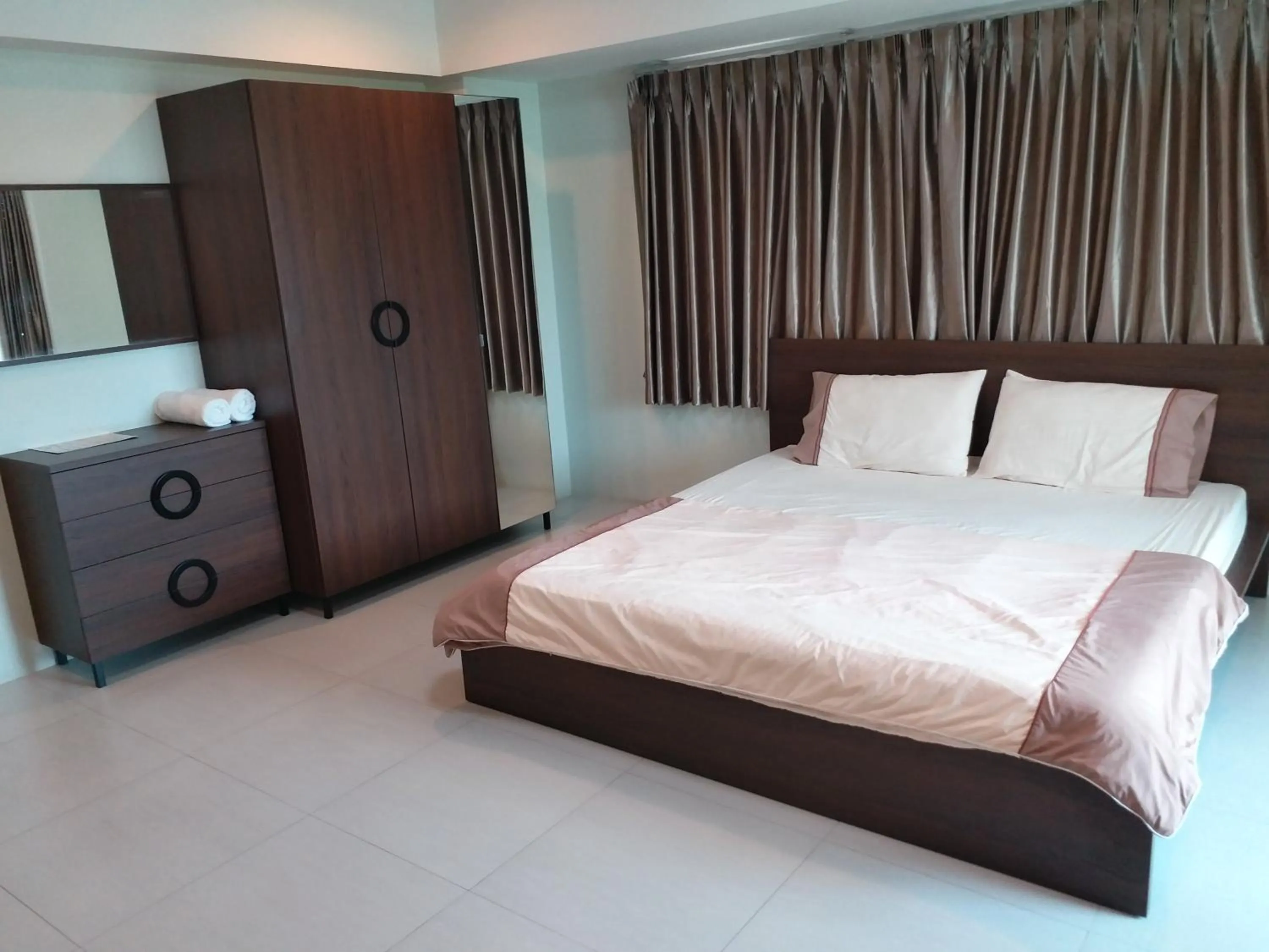 Bedroom, Bed in TongPrasit Place