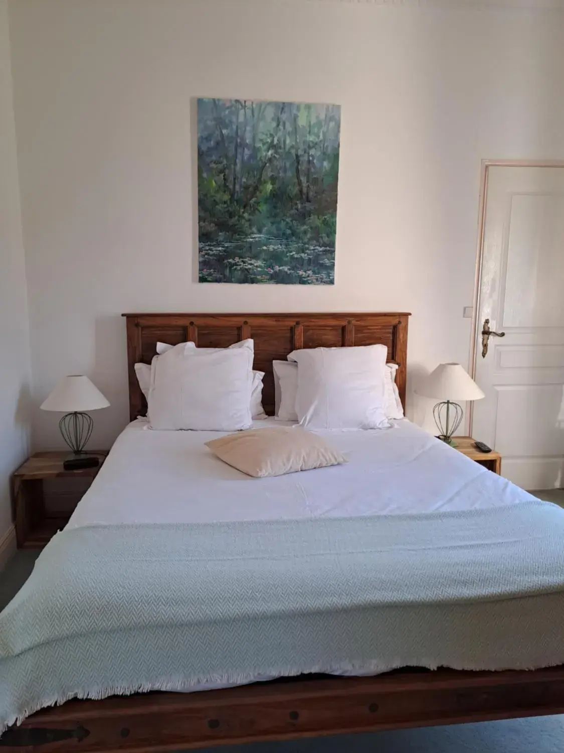 Bed in Logis Hotels Domaine du Châtelard Bed in Logis Hotels Domaine du Châtelard