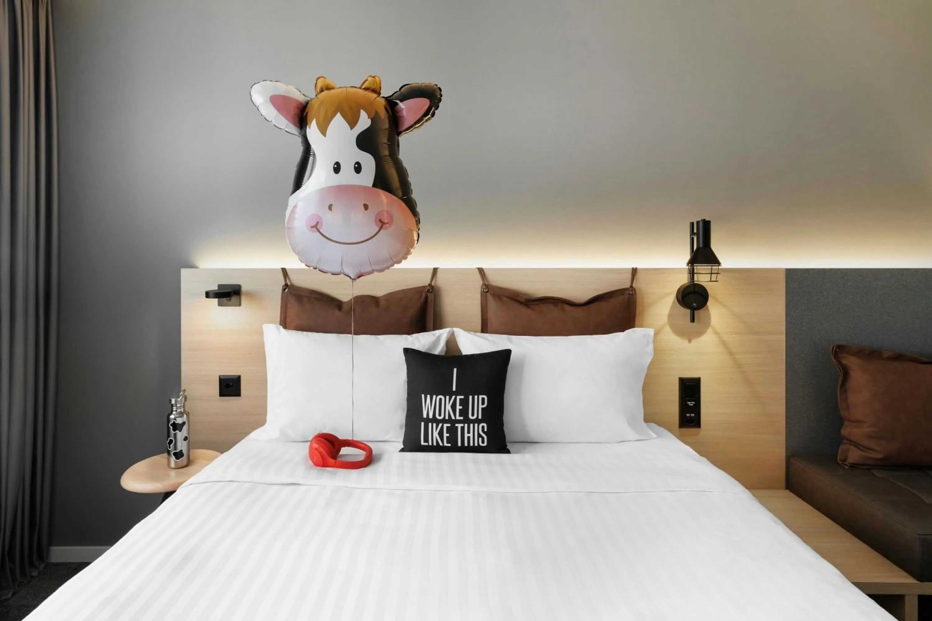 Photo of the whole room, Bed in Moxy Zurich