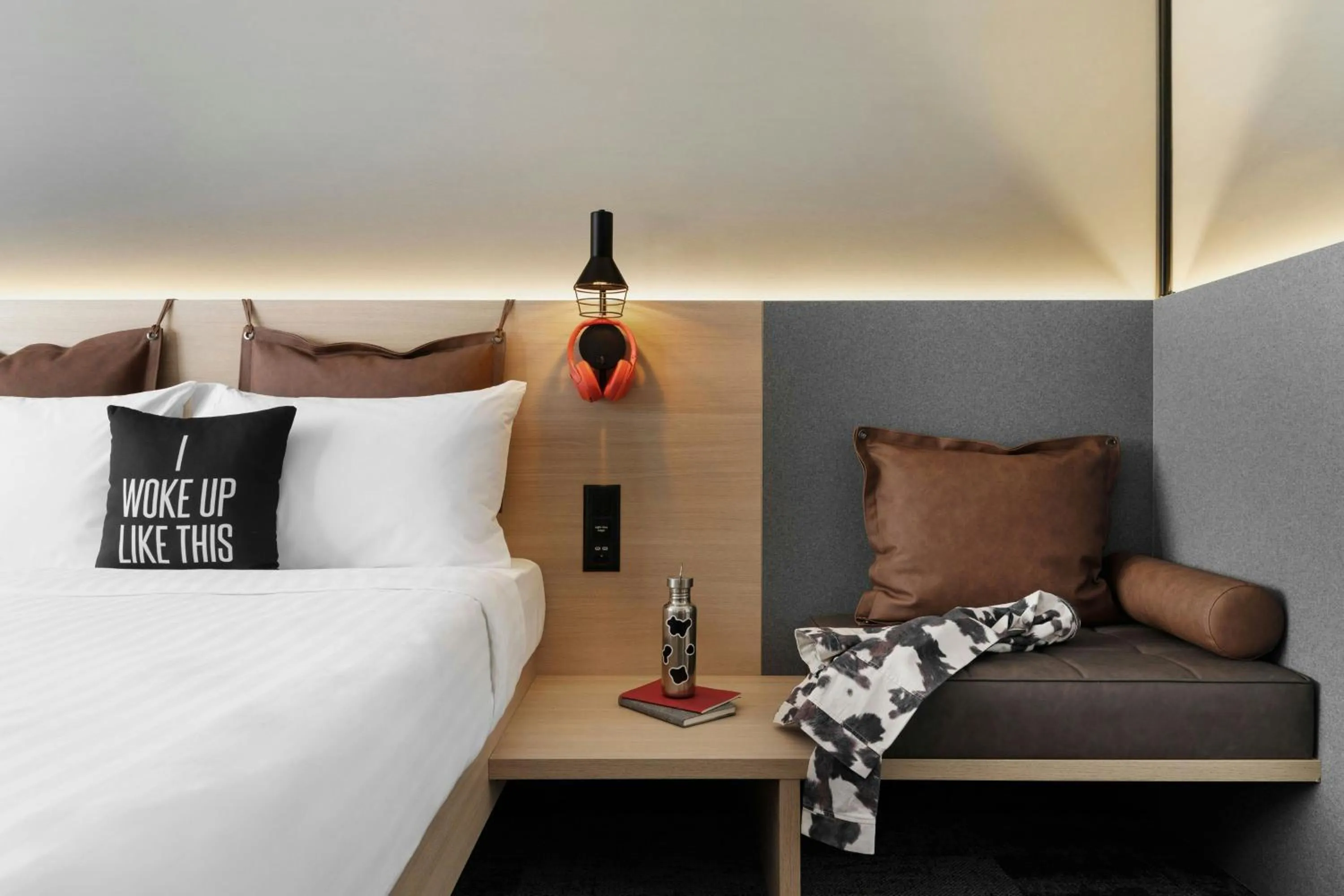 Photo of the whole room, Bed in Moxy Zurich