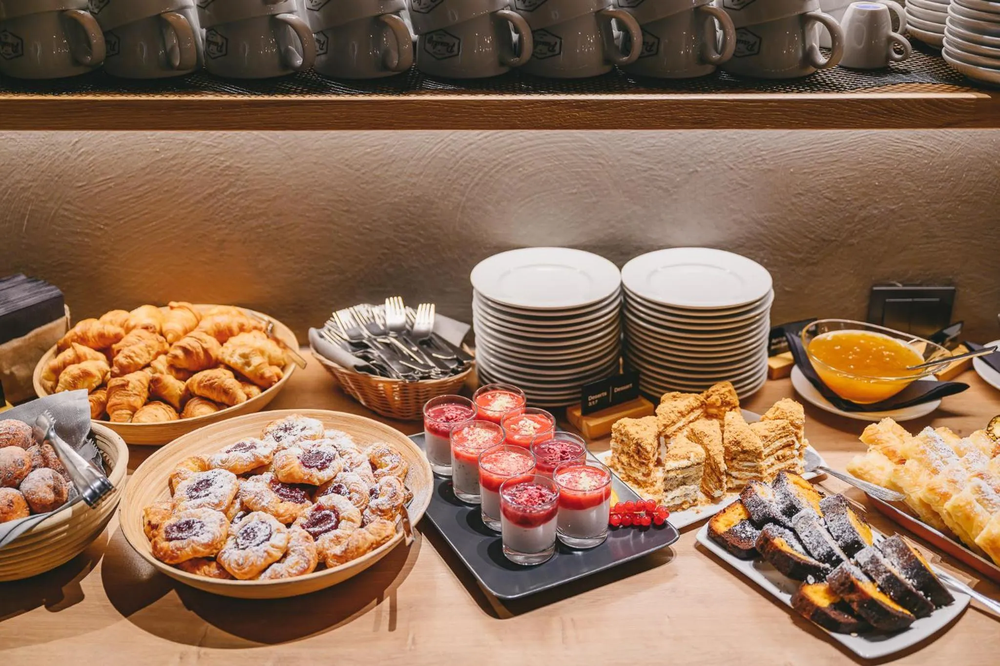 Restaurant/places to eat in Liva Hotel