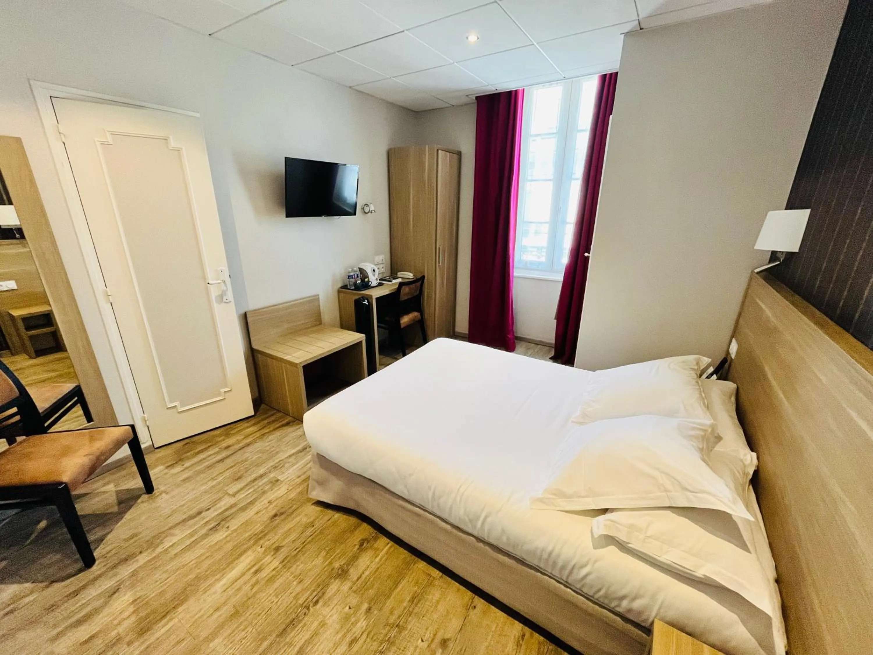 Bed in Logis Au Grand Hotel et son restaurant