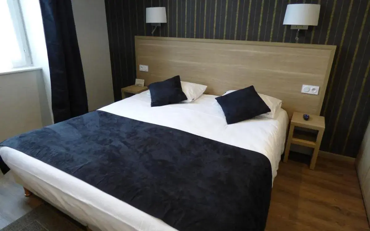 Standard Double Room in Logis Au Grand Hotel et son restaurant Standard Double Room in Logis Au Grand Hotel et son restaurant