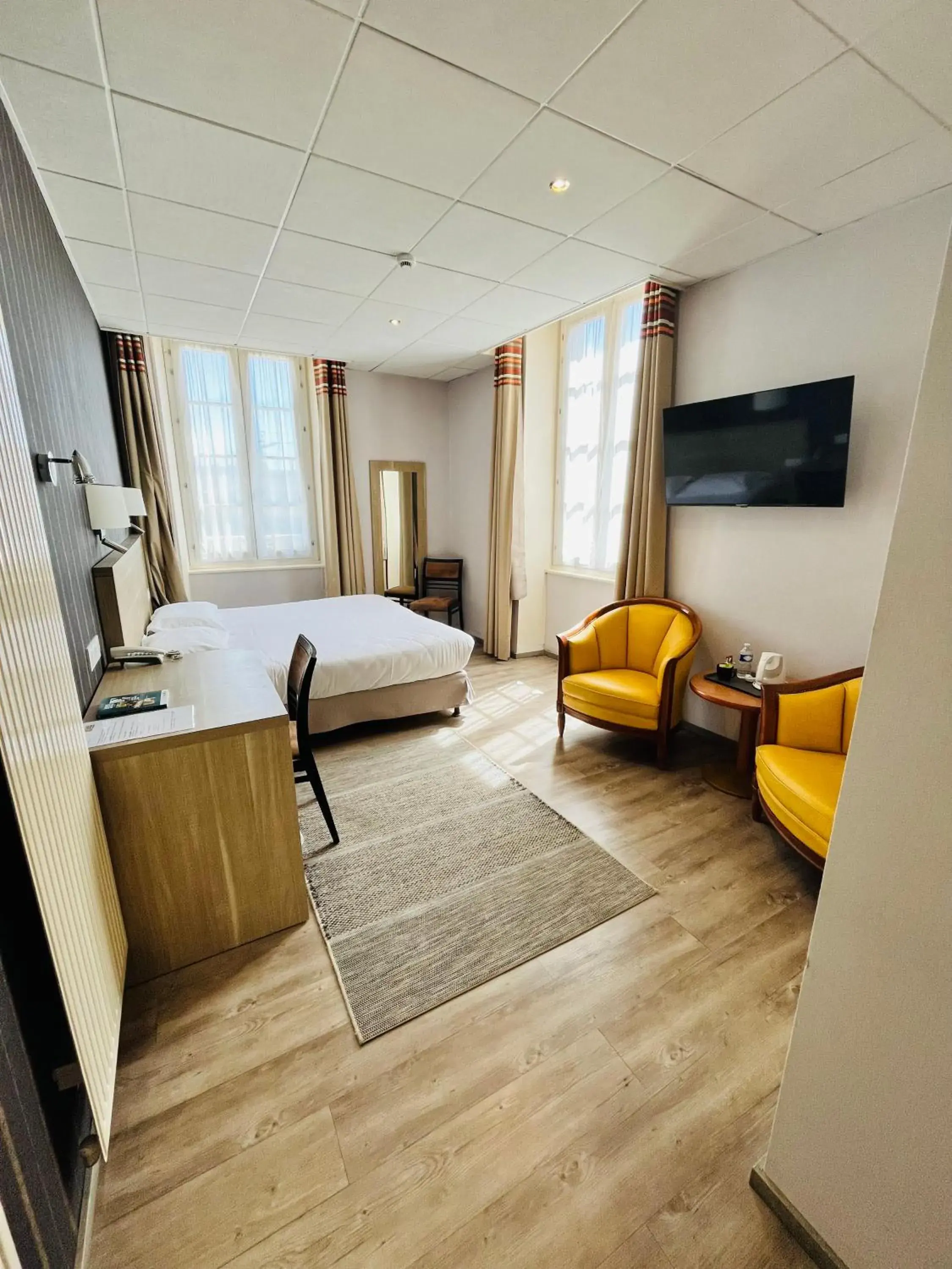 Deluxe Double Room in Logis Au Grand Hotel et son restaurant Deluxe Double Room in Logis Au Grand Hotel et son restaurant