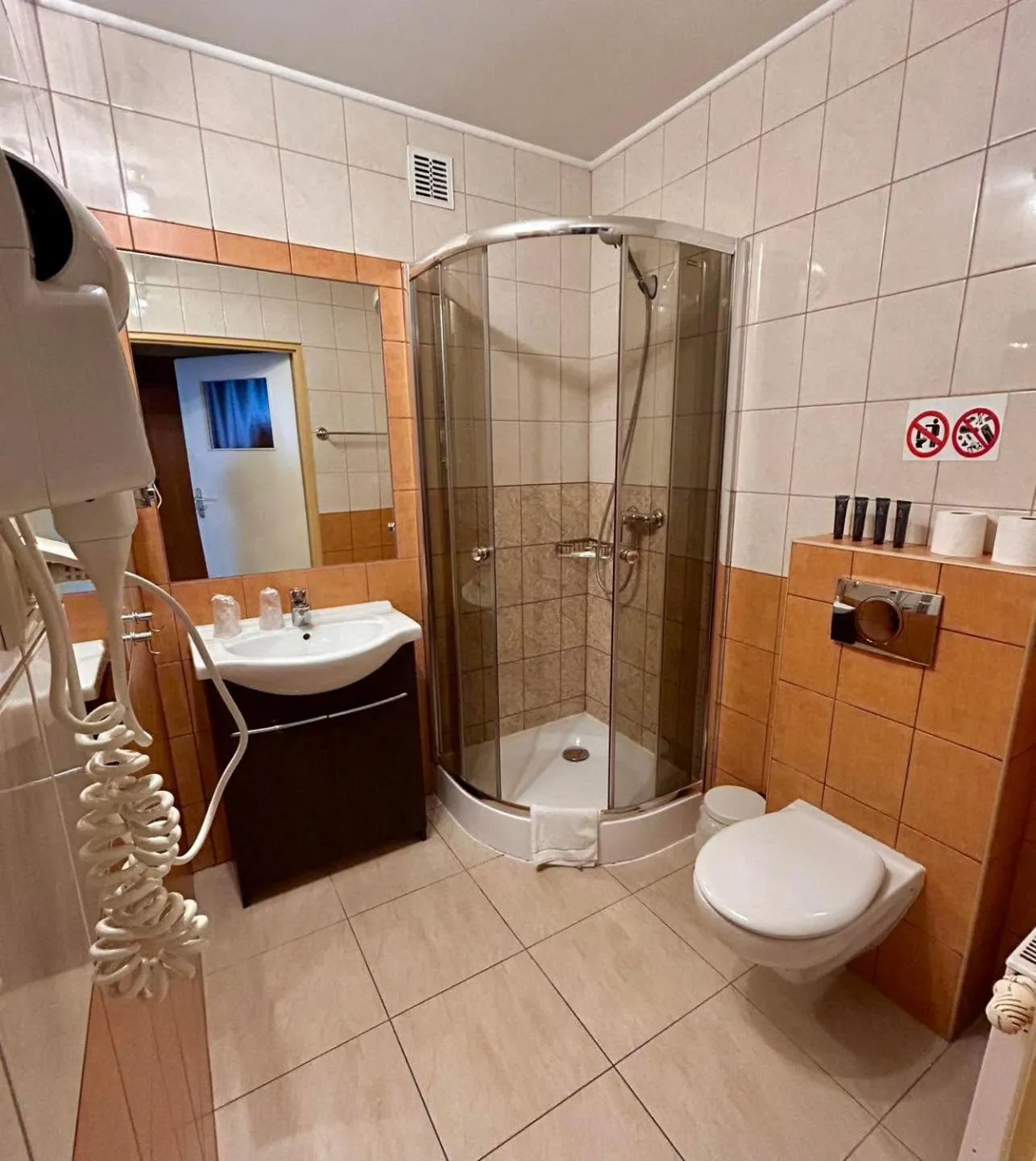 Restaurant/places to eat in Hotel TIREST