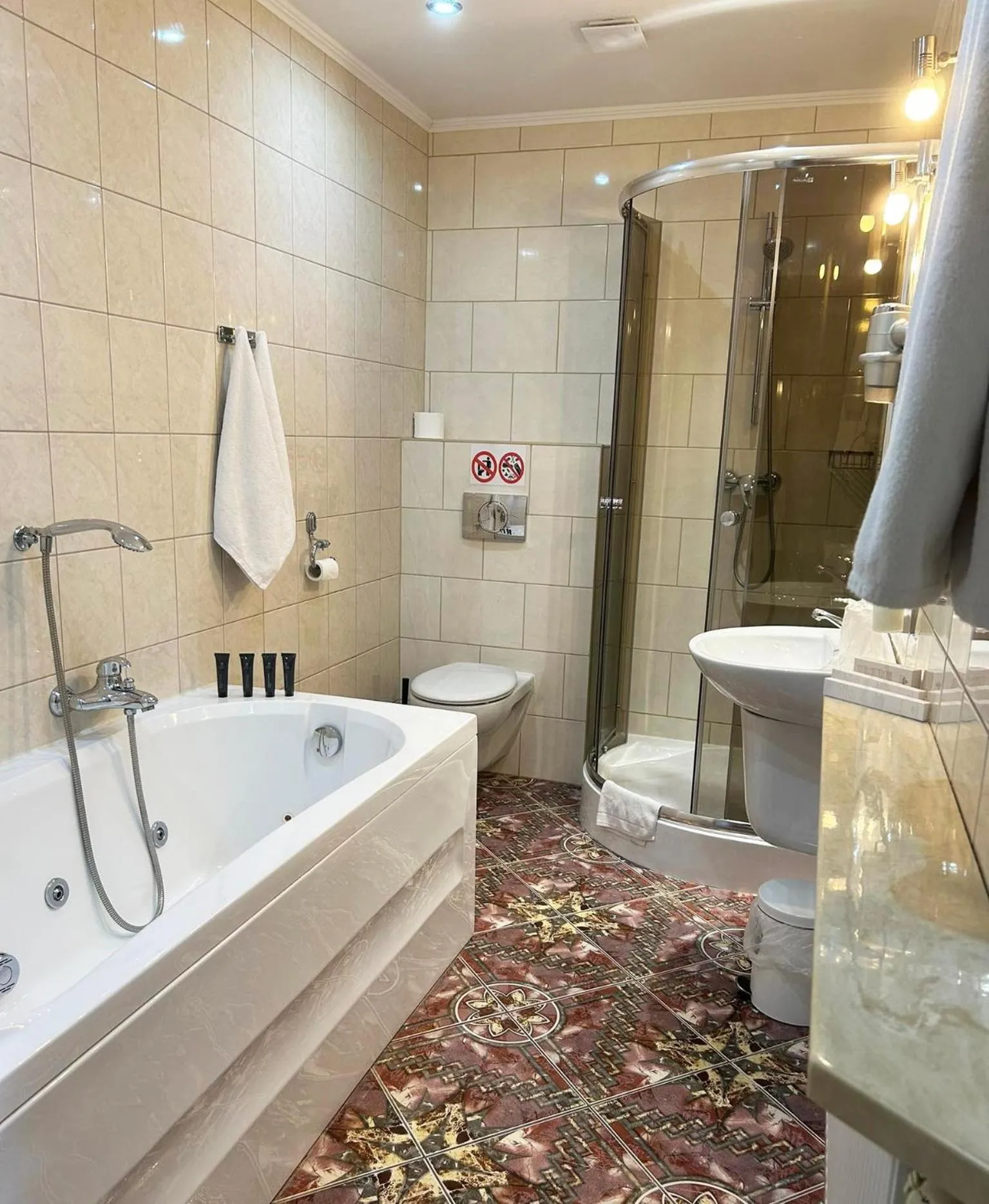 Shower in Hotel TIREST