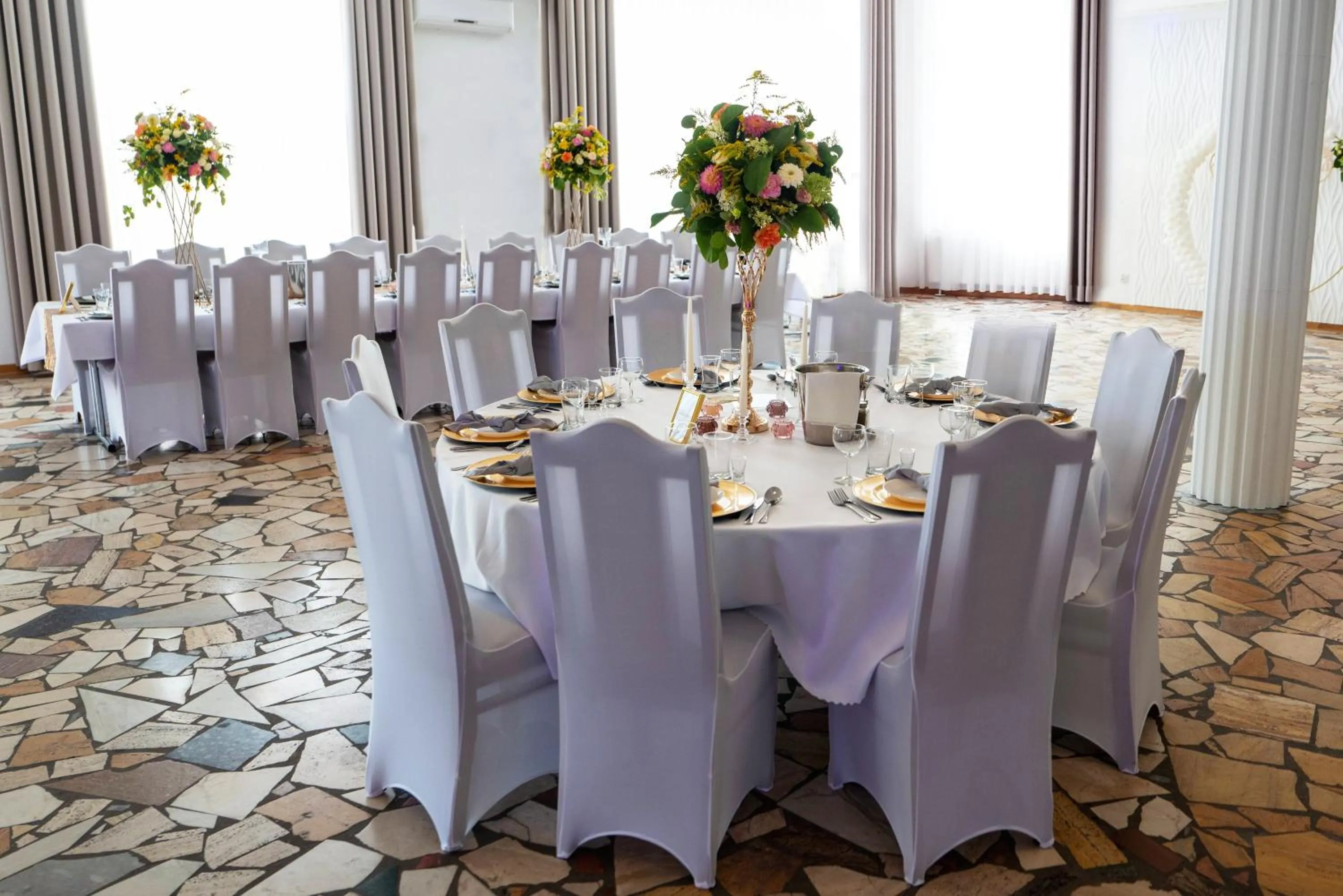 Restaurant/places to eat in Hotel TIREST