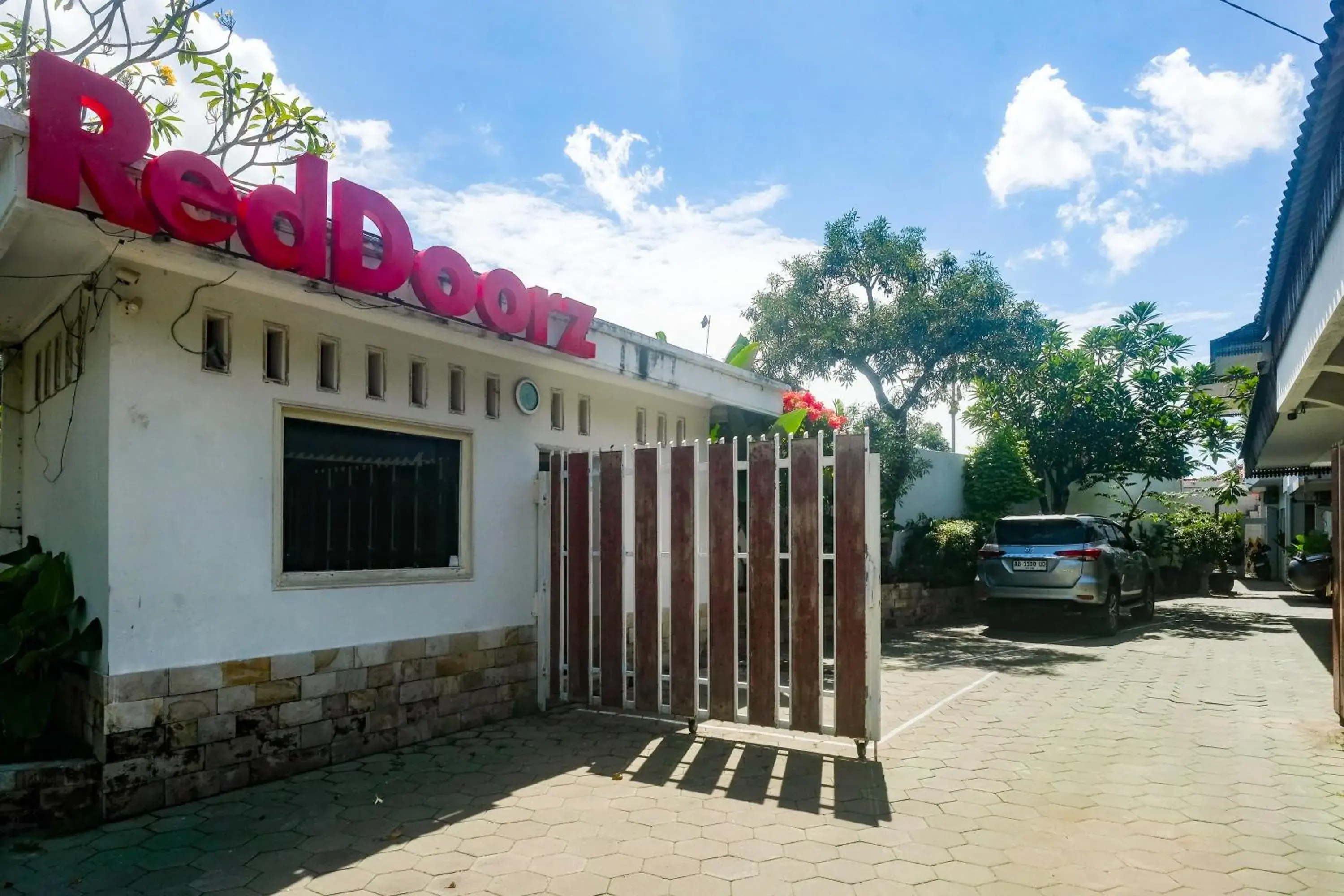 Property building in RedDoorz Plus near Adisucipto Airport 2 Property building in RedDoorz Plus near Adisucipto Airport 2