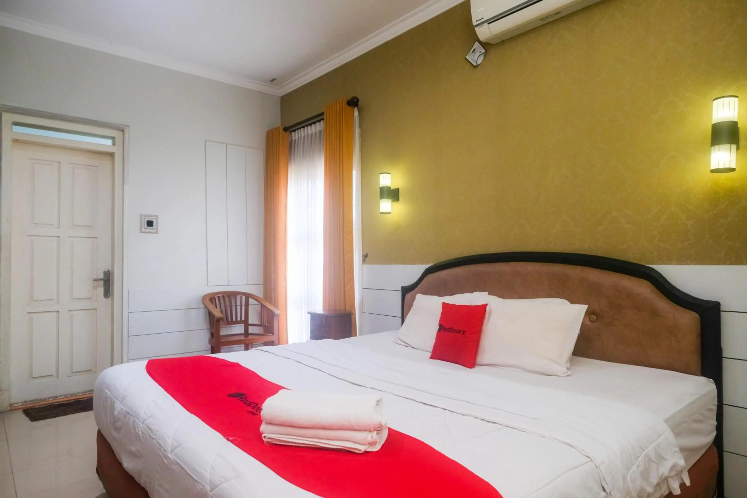 Bedroom, Bed in RedDoorz Plus near Adisucipto Airport 2