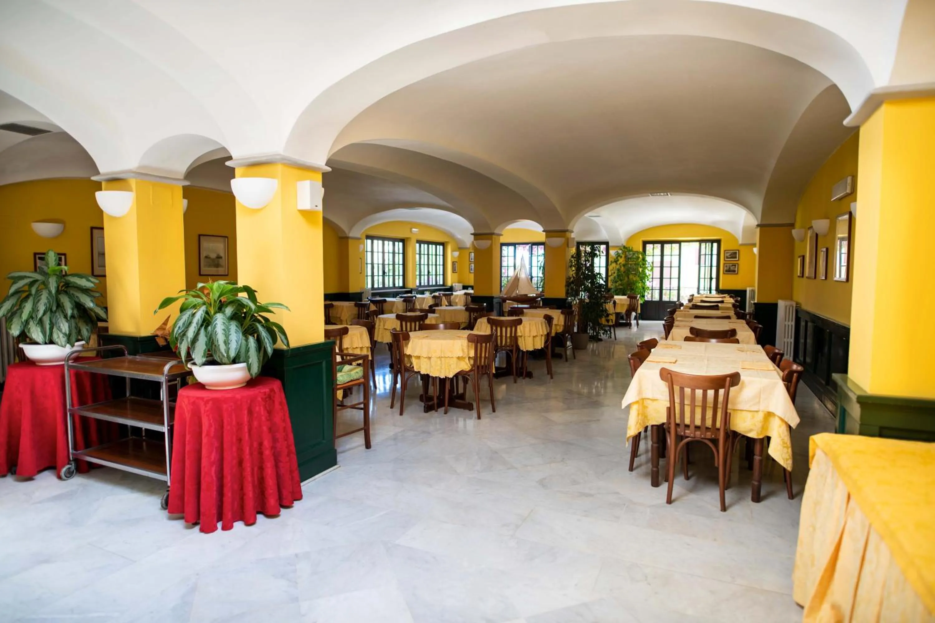 Restaurant/places to eat in Hotel Miranda
