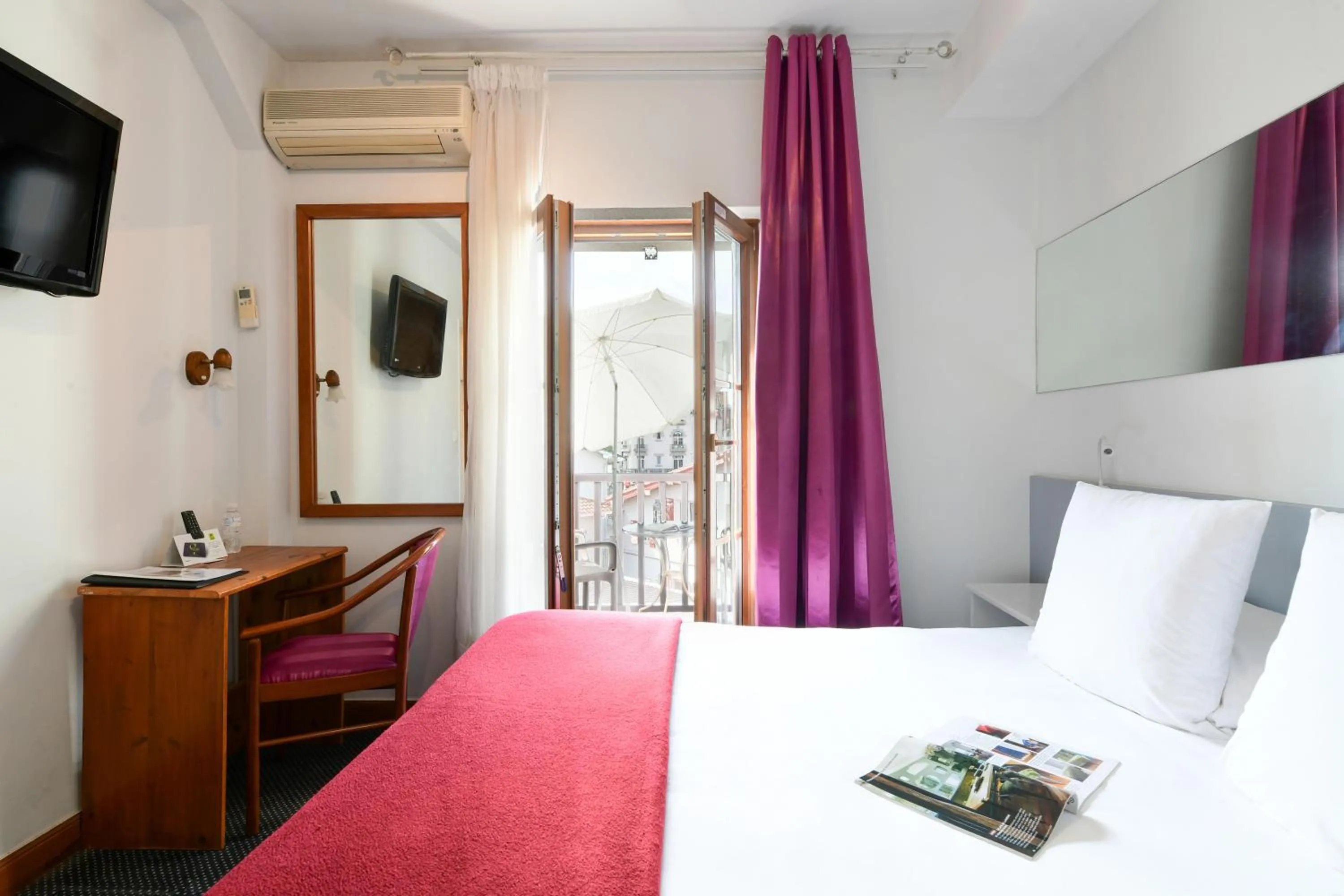 Photo of the whole room, Bed in Logis Hotel & Restaurant Bergeret Sport