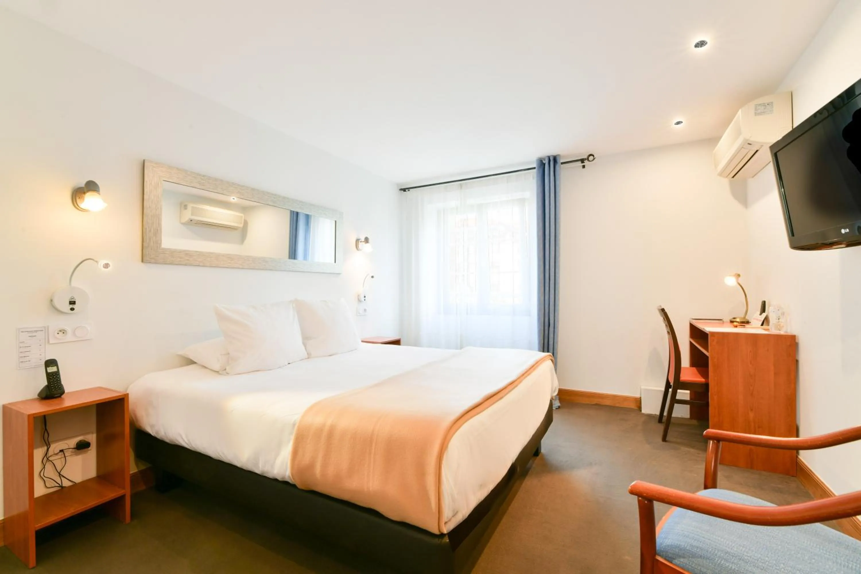 Bedroom, Bed in Logis Hotel & Restaurant Bergeret Sport