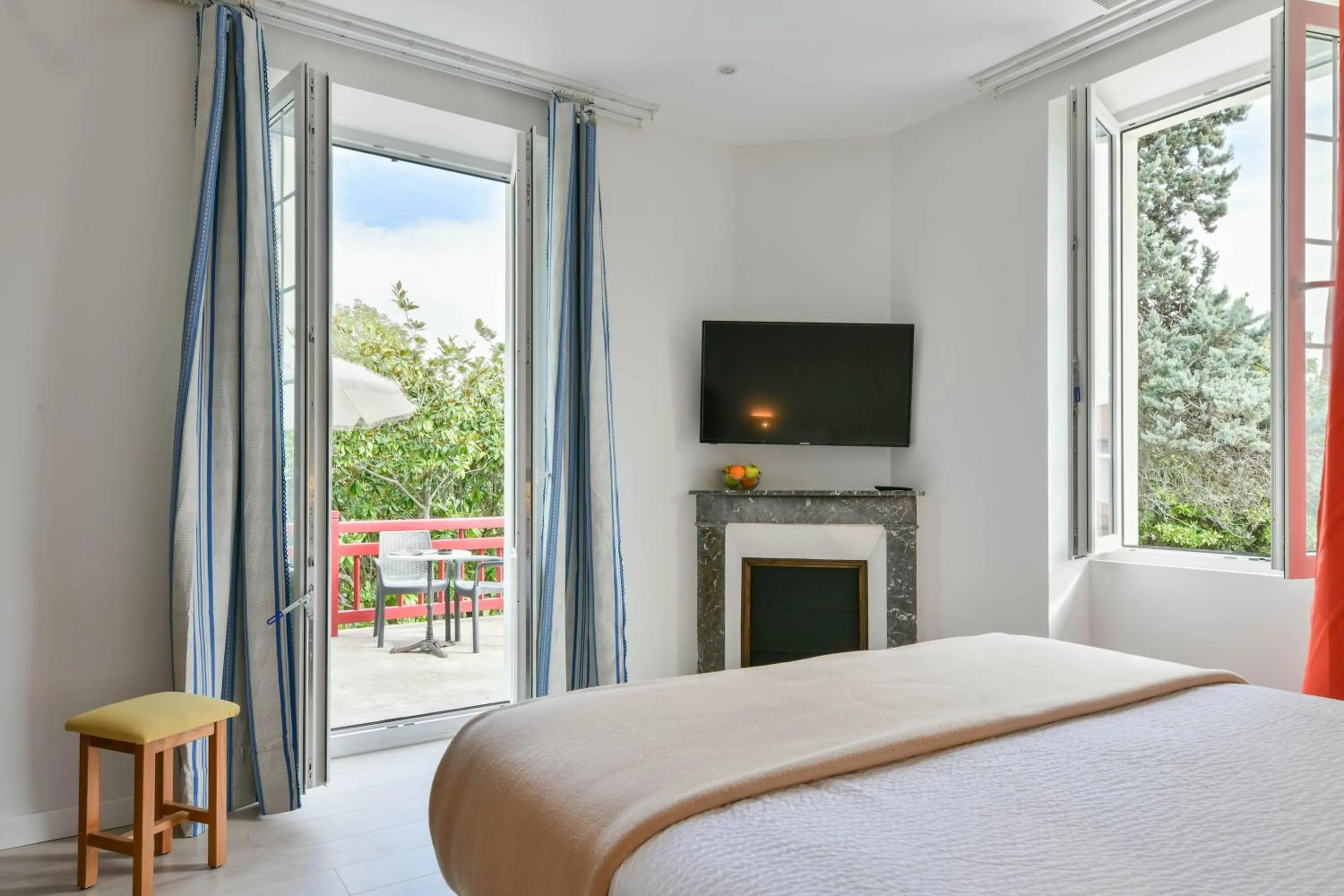 Balcony/Terrace, Bed in Logis Hotel & Restaurant Bergeret Sport