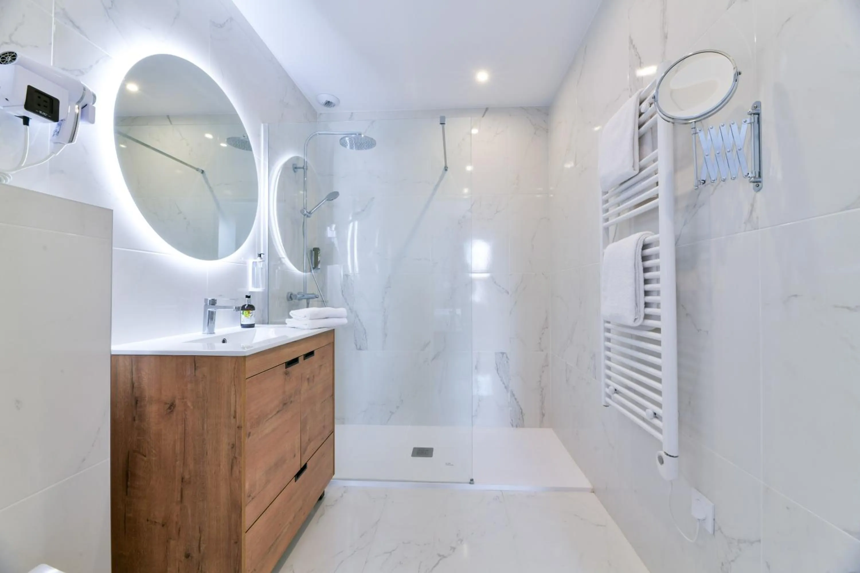 Shower in Logis Hotel & Restaurant Bergeret Sport