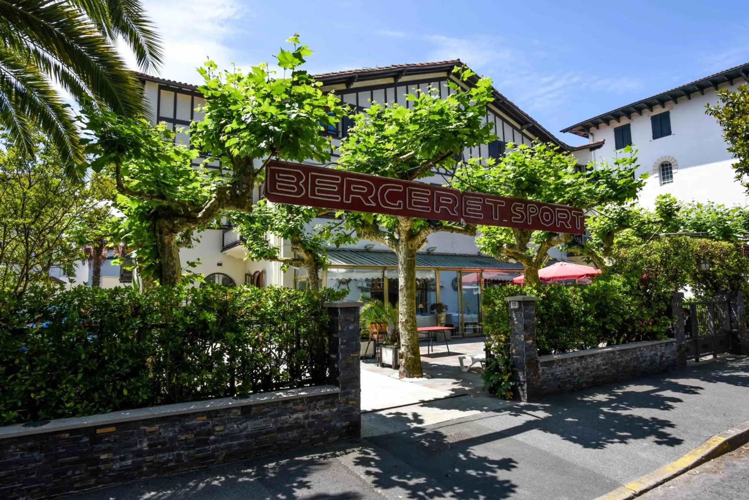 Property building in Logis Hotel & Restaurant Bergeret Sport Property building in Logis Hotel & Restaurant Bergeret Sport