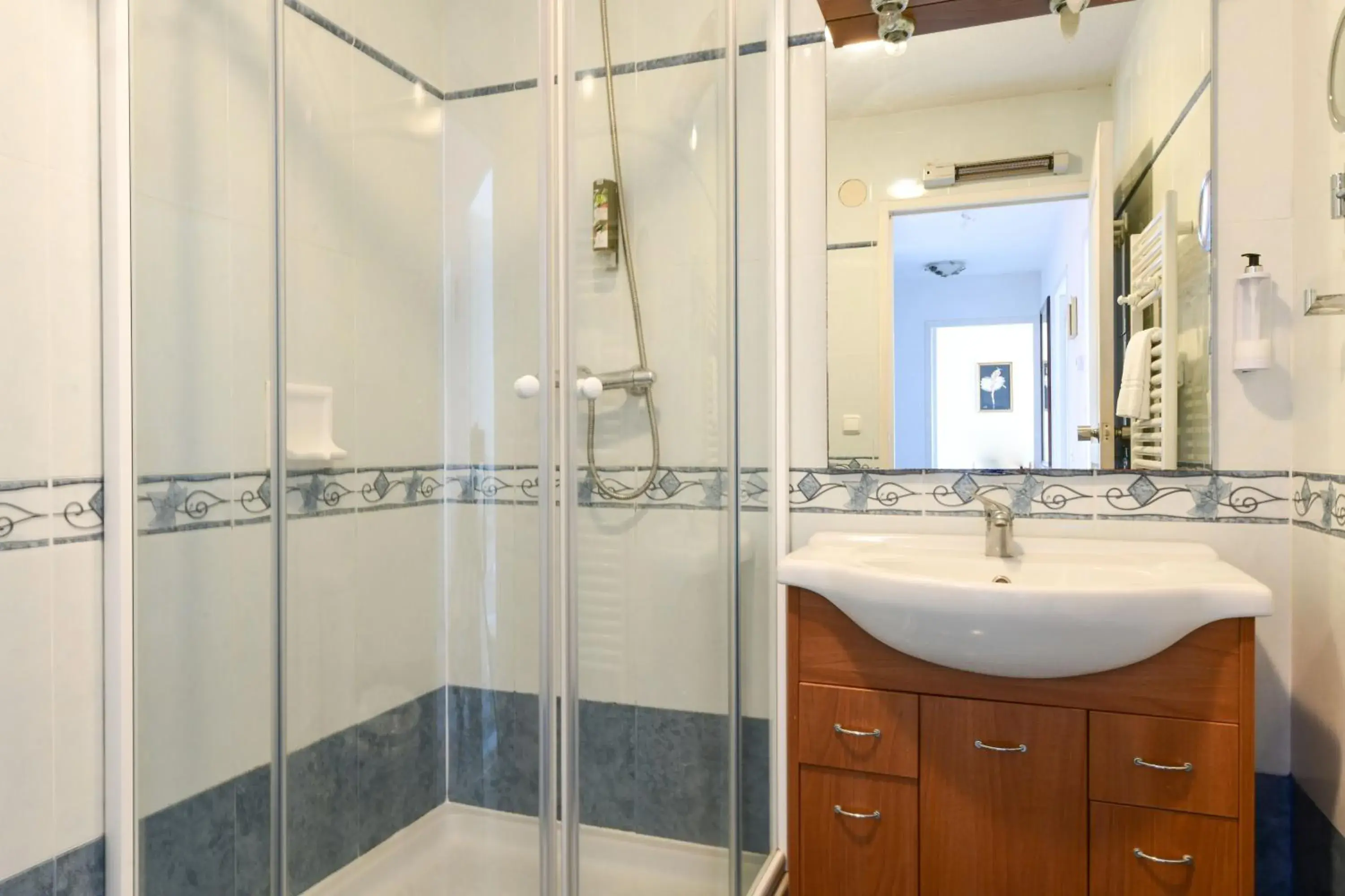 Shower in Logis Hotel & Restaurant Bergeret Sport Shower in Logis Hotel & Restaurant Bergeret Sport