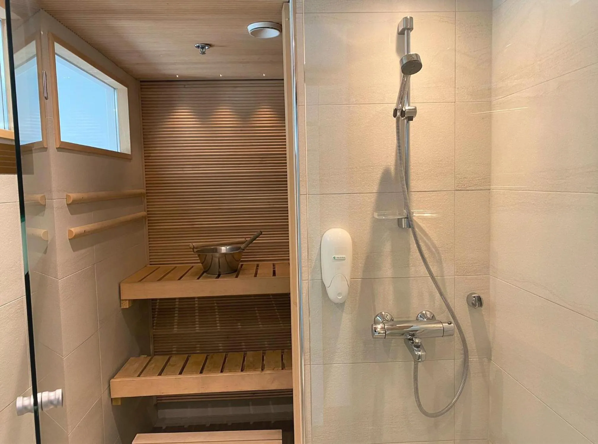 Shower in Levi Suites Levi Gold