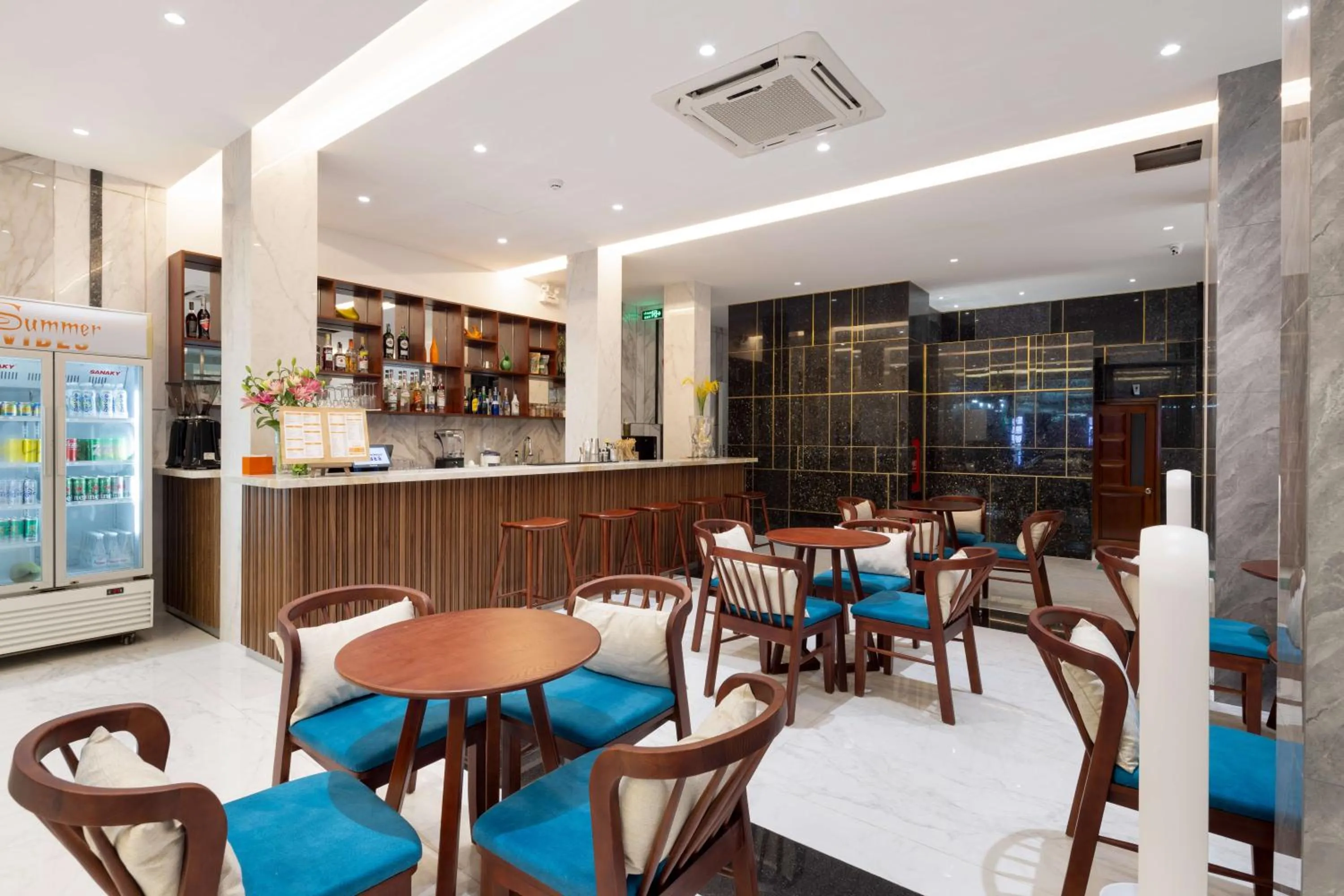 Restaurant/places to eat in The Summer Hotel