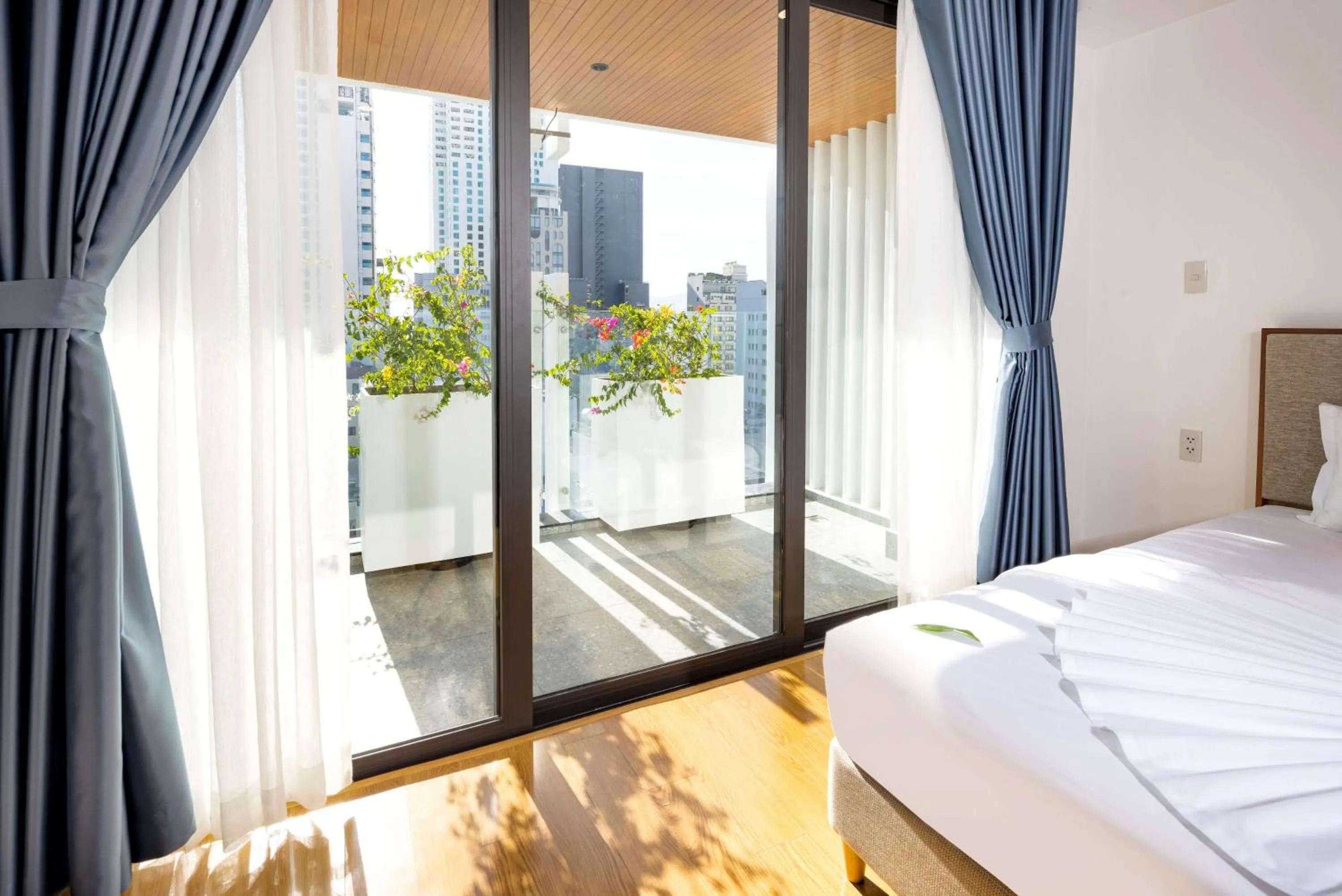 View (from property/room), Bed in The Summer Hotel