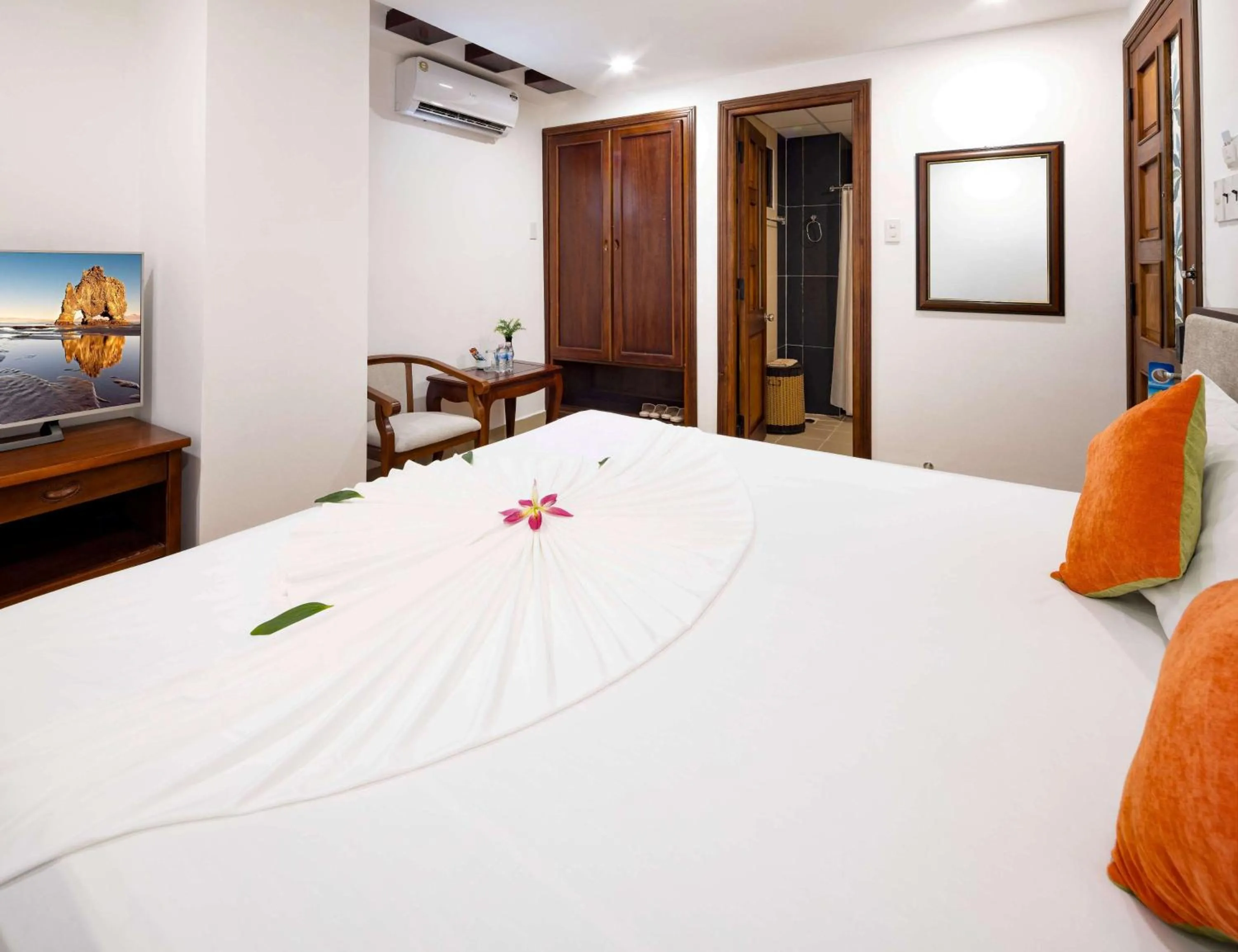 Bedroom, Bed in The Summer Hotel