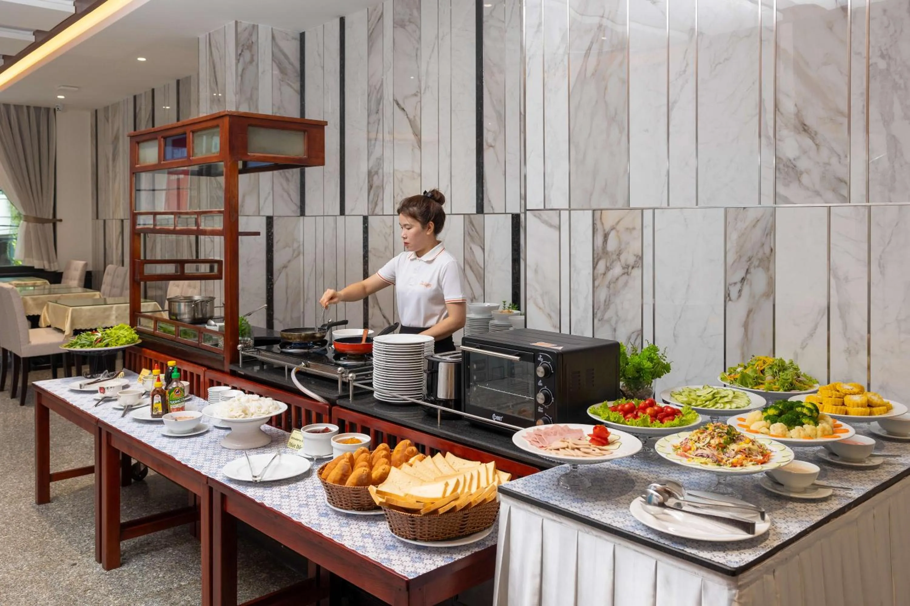 Restaurant/places to eat in The Summer Hotel