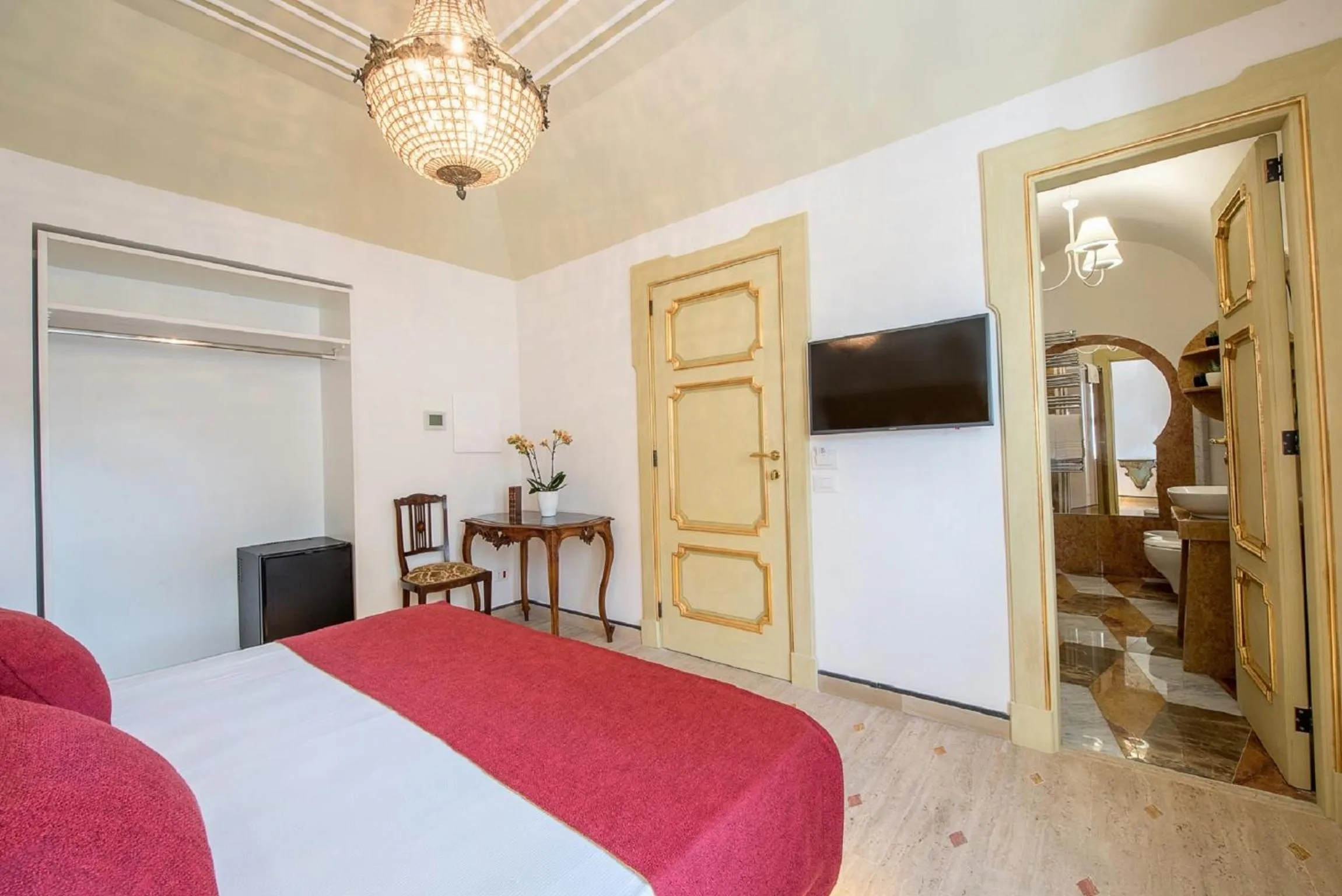 Photo of the whole room, Bed in Don Antonino Relais