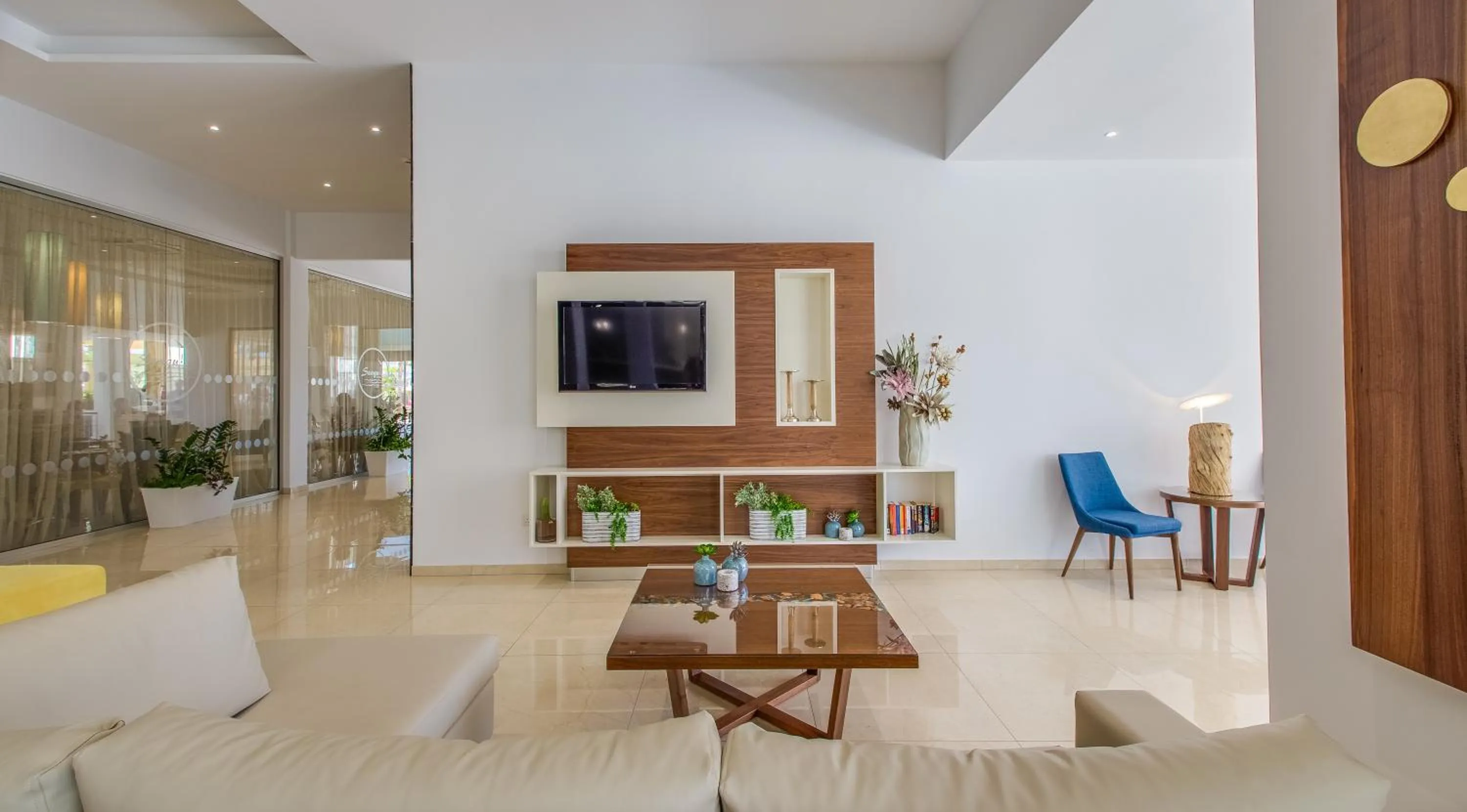 Communal lounge/ TV room in Stamatia Hotel