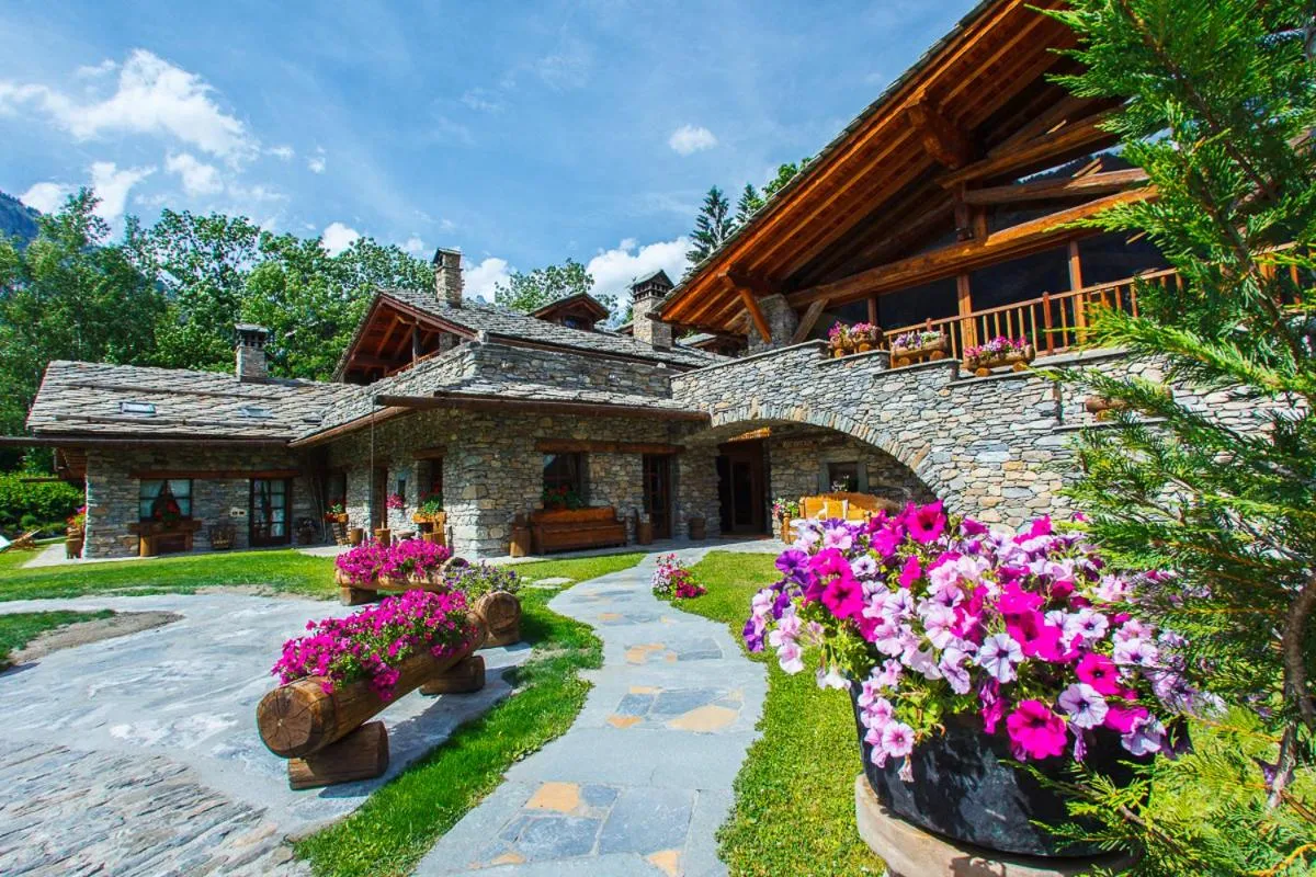 Facade/entrance in Au Coeur Des Neiges Resort SPA & FREE E-BIKE