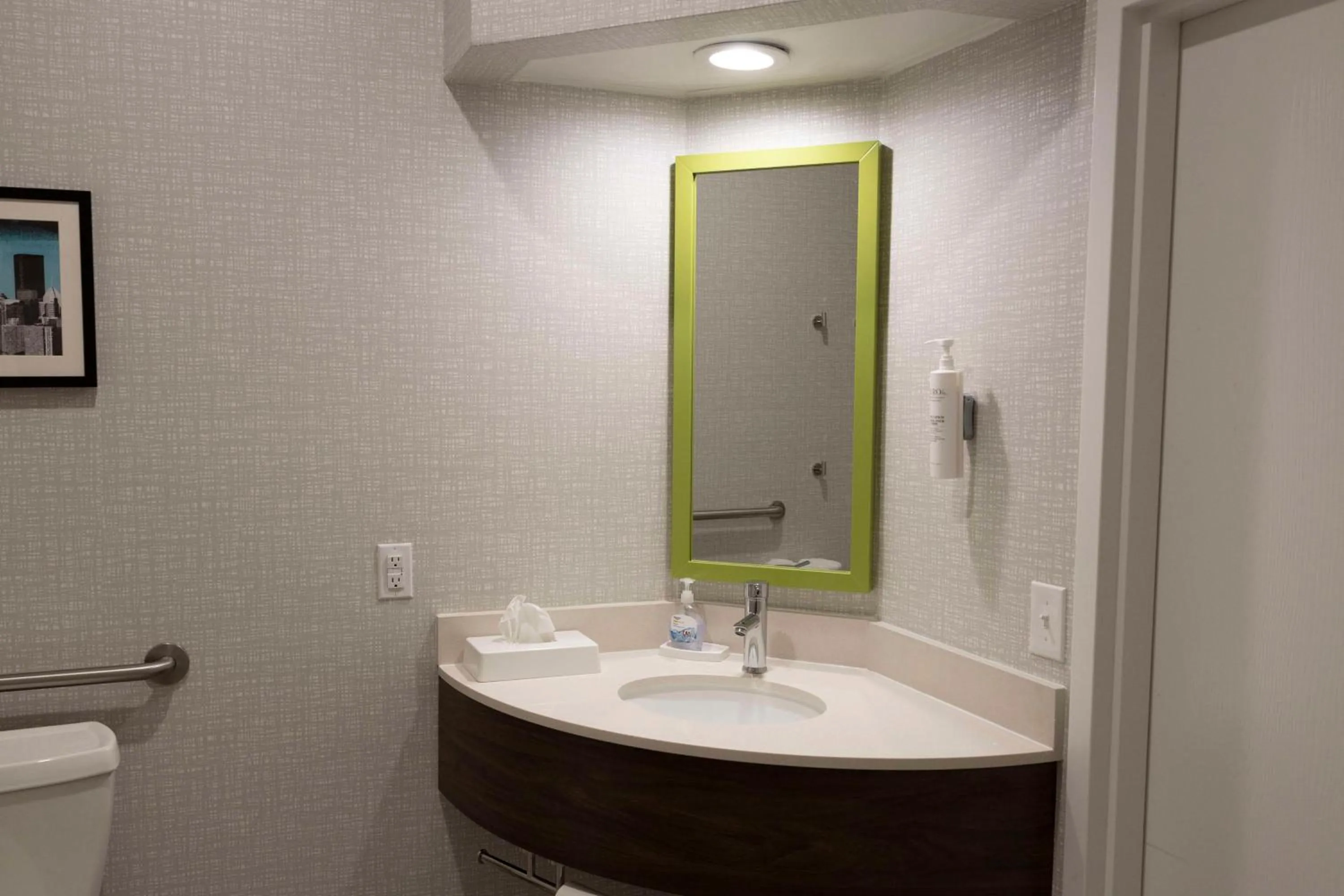 Bathroom in Hampton Inn Kent/Akron Area