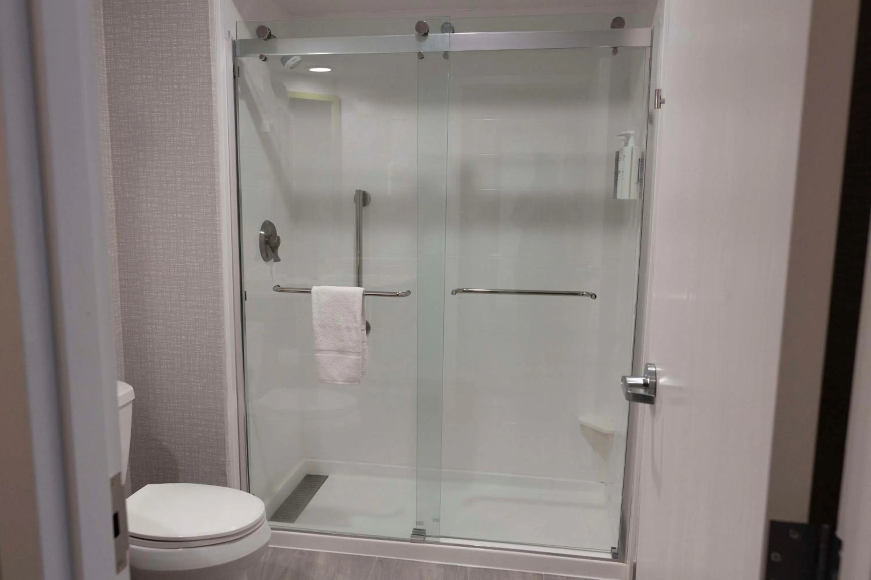 Bathroom in Hampton Inn Kent/Akron Area