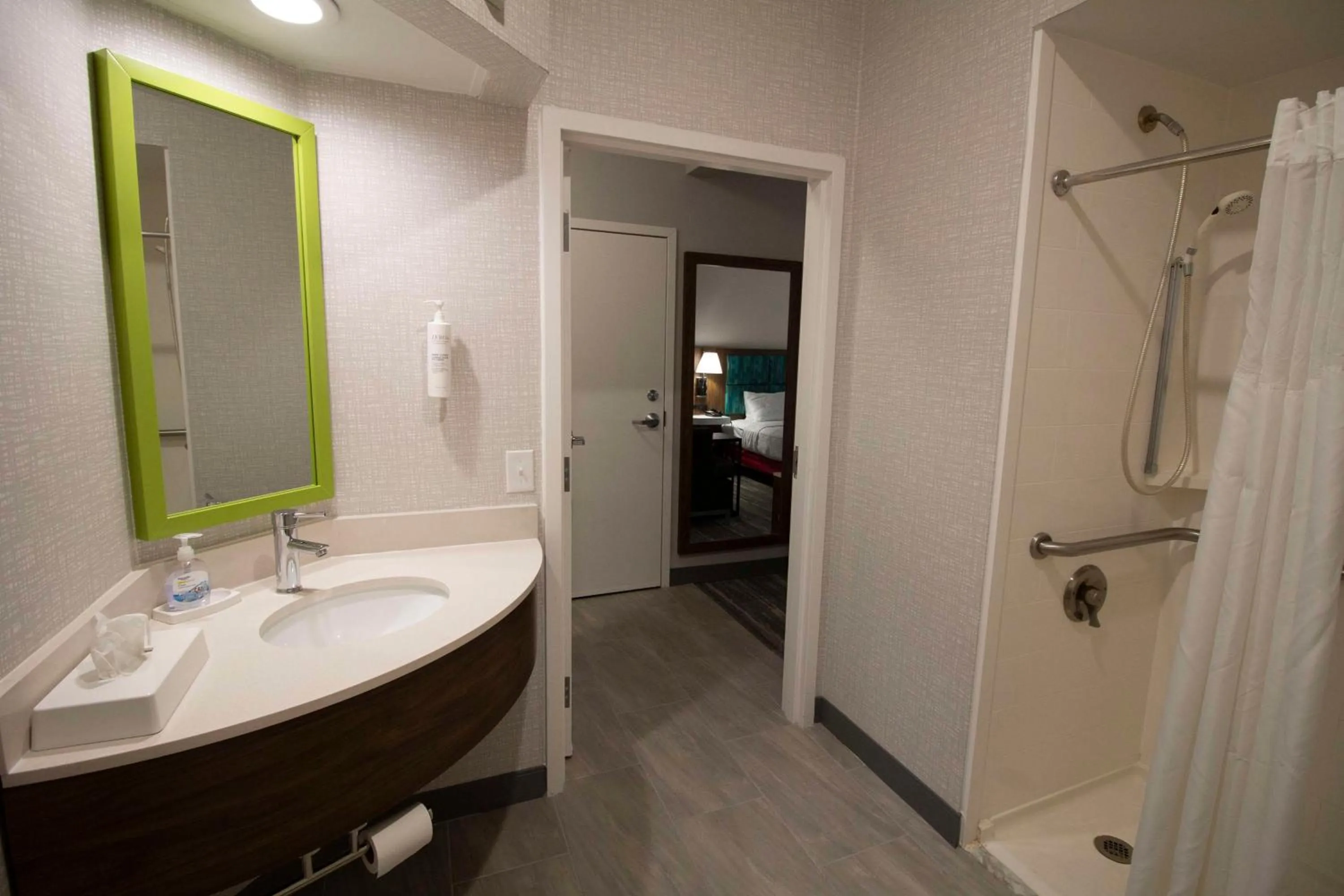 Bathroom in Hampton Inn Kent/Akron Area